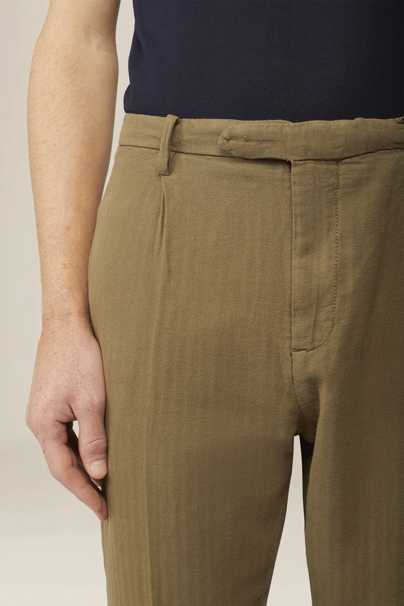 Men's trousers with 2 small pleats image number 2