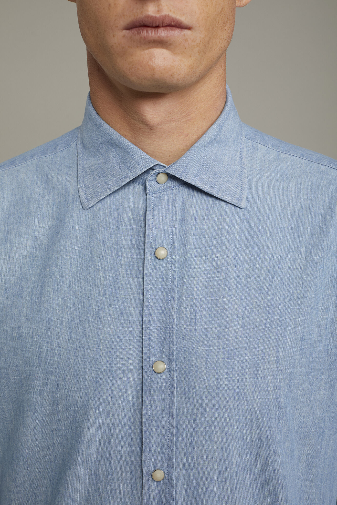 Herren-Freizeithemd mit klassischem Kragen aus 100 % Baumwolle in hellem Chambray-Stoff in bequemer Passform image number 3
