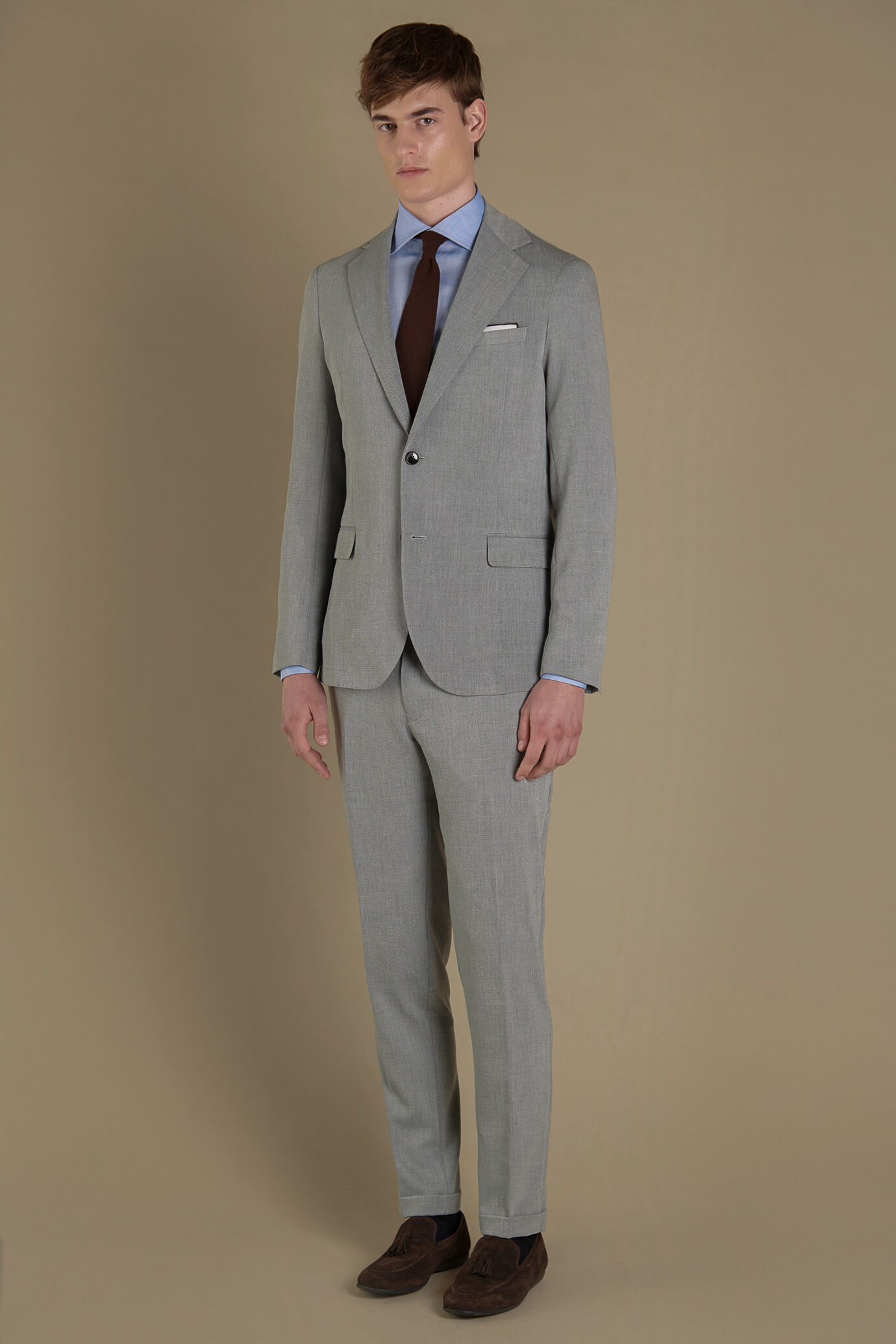 Abito uomo monopetto in grisaglia grigia e pantalone con risvolto image number 0