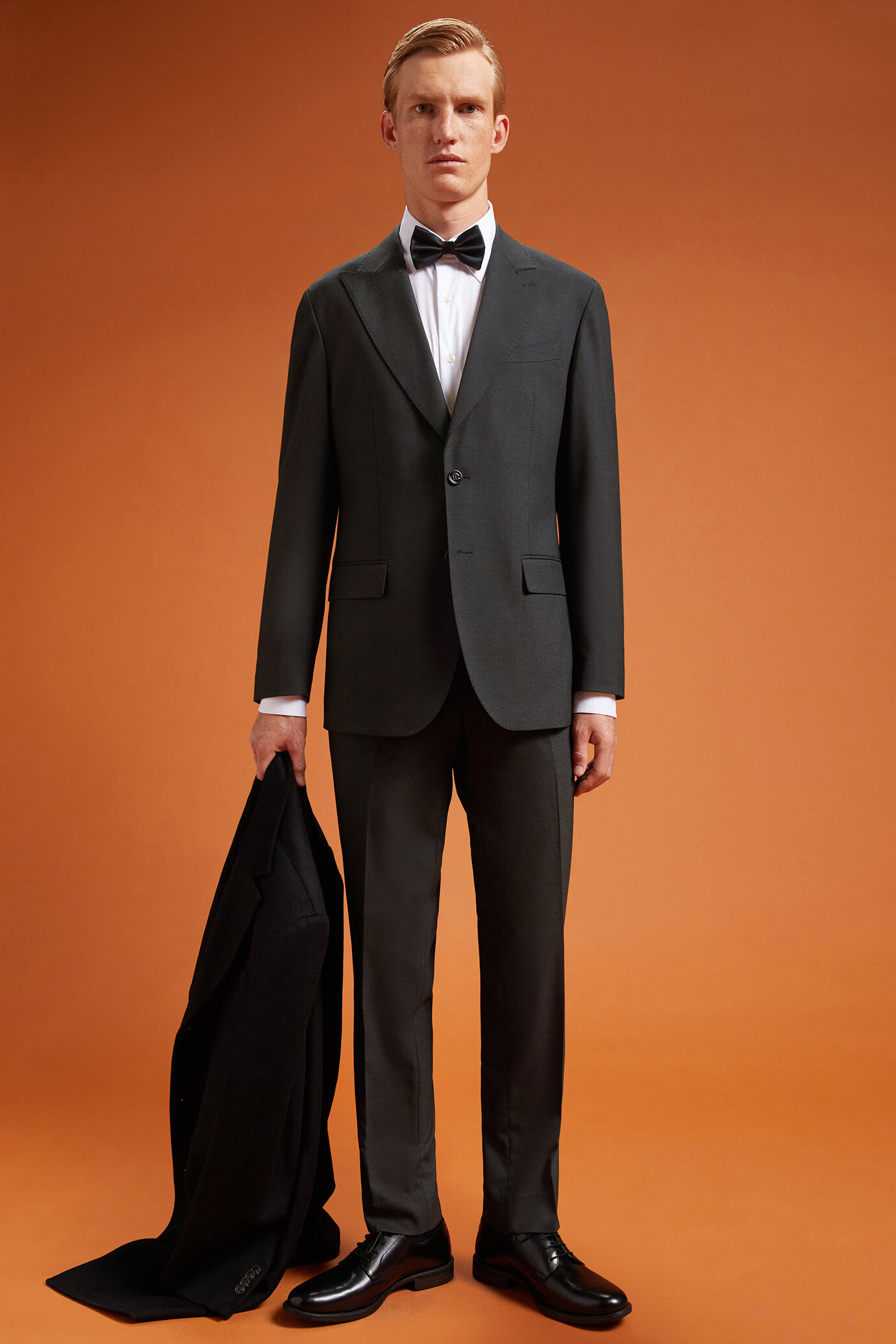 Costume homme à simple boutonnage en tissu uni, coupe classique image number 1