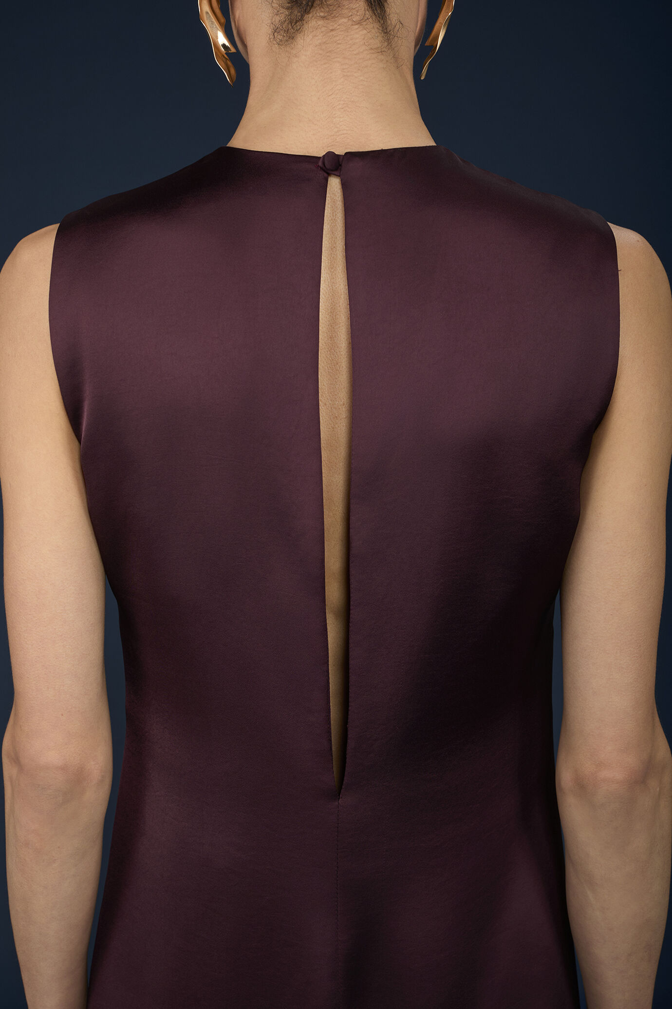 Langes Damenkleid mit Rundhalsausschnitt und Rückenöffnung image number 2