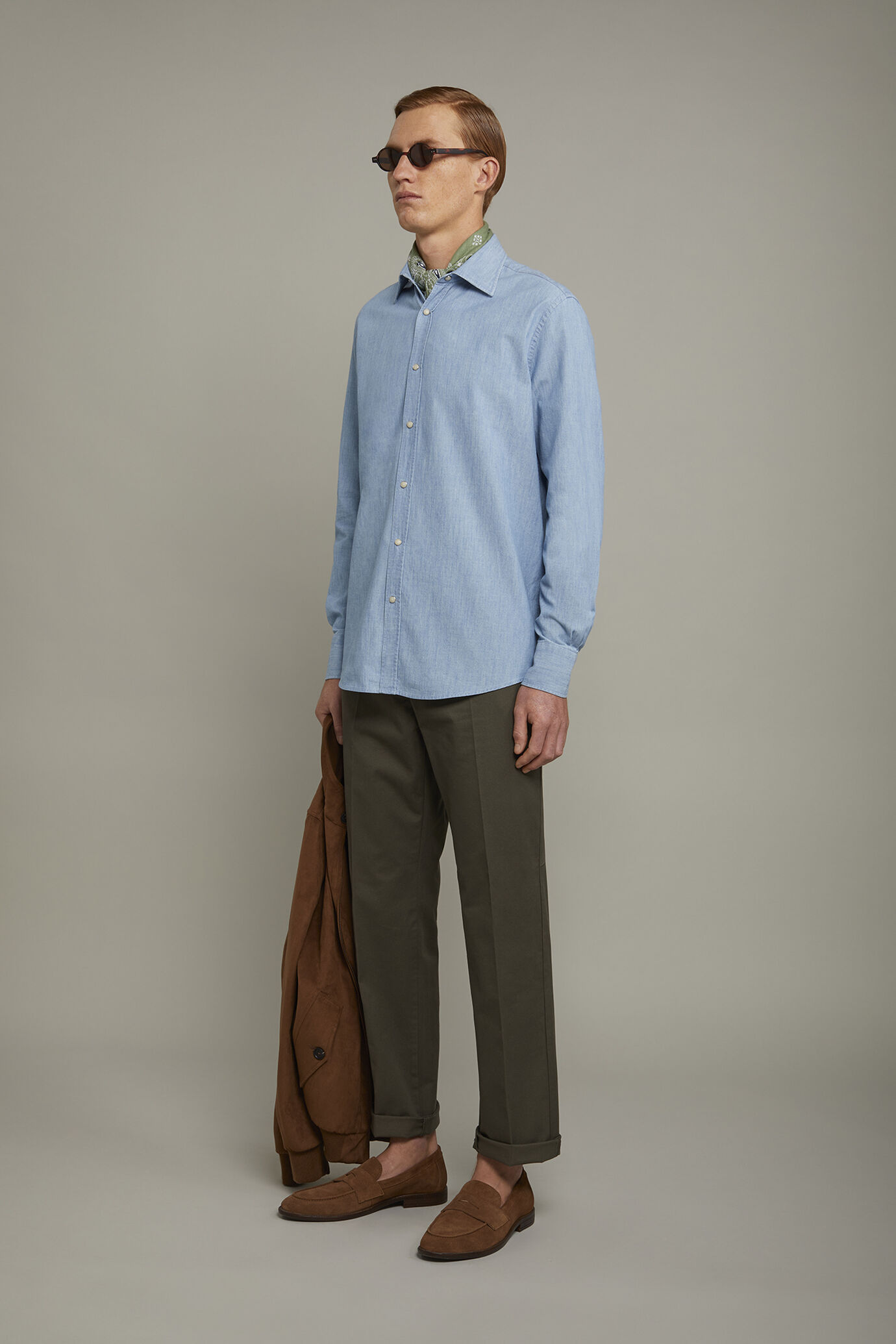 Herren-Freizeithemd mit klassischem Kragen aus 100 % Baumwolle in hellem Chambray-Stoff in bequemer Passform image number 1