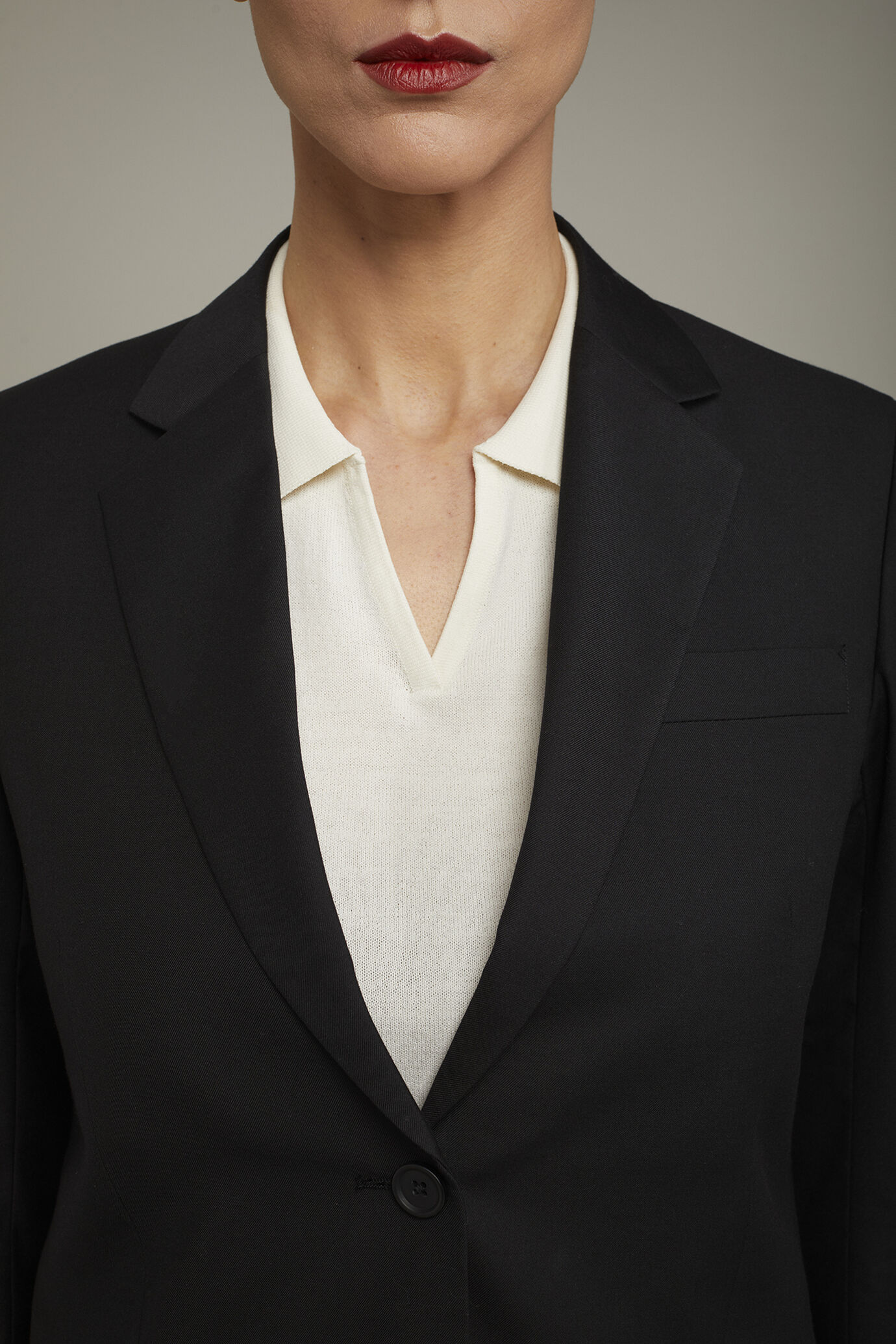 Women's single-breasted jacket with two-button lapel image number 3