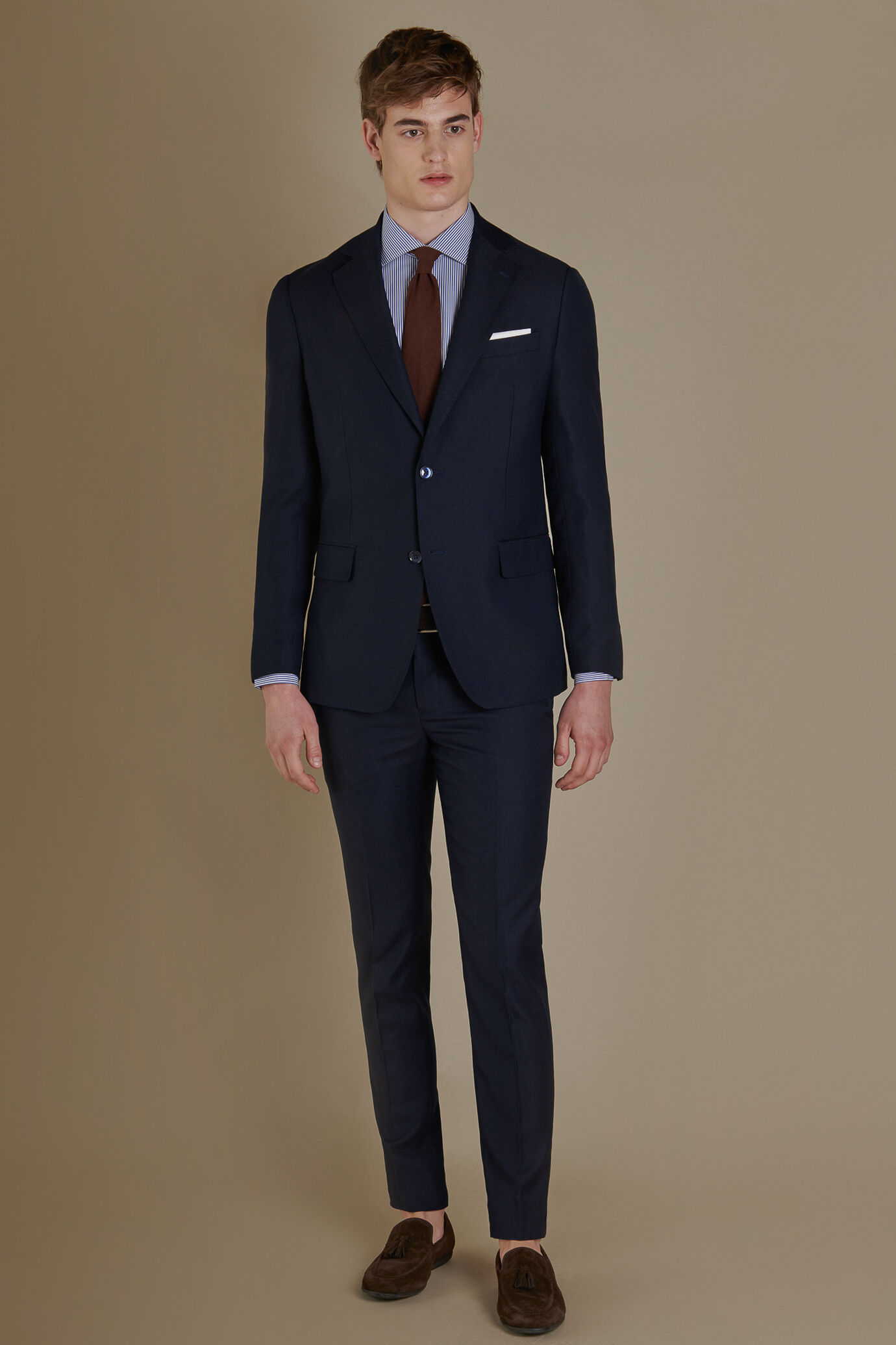 Single breasted suit with classic lapel image number 0