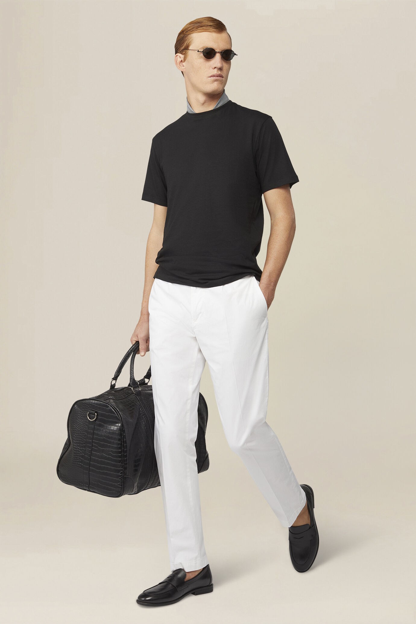 Pantalone uomo in cotone leggero con due piccole pinces e bottone nascosto image number 0