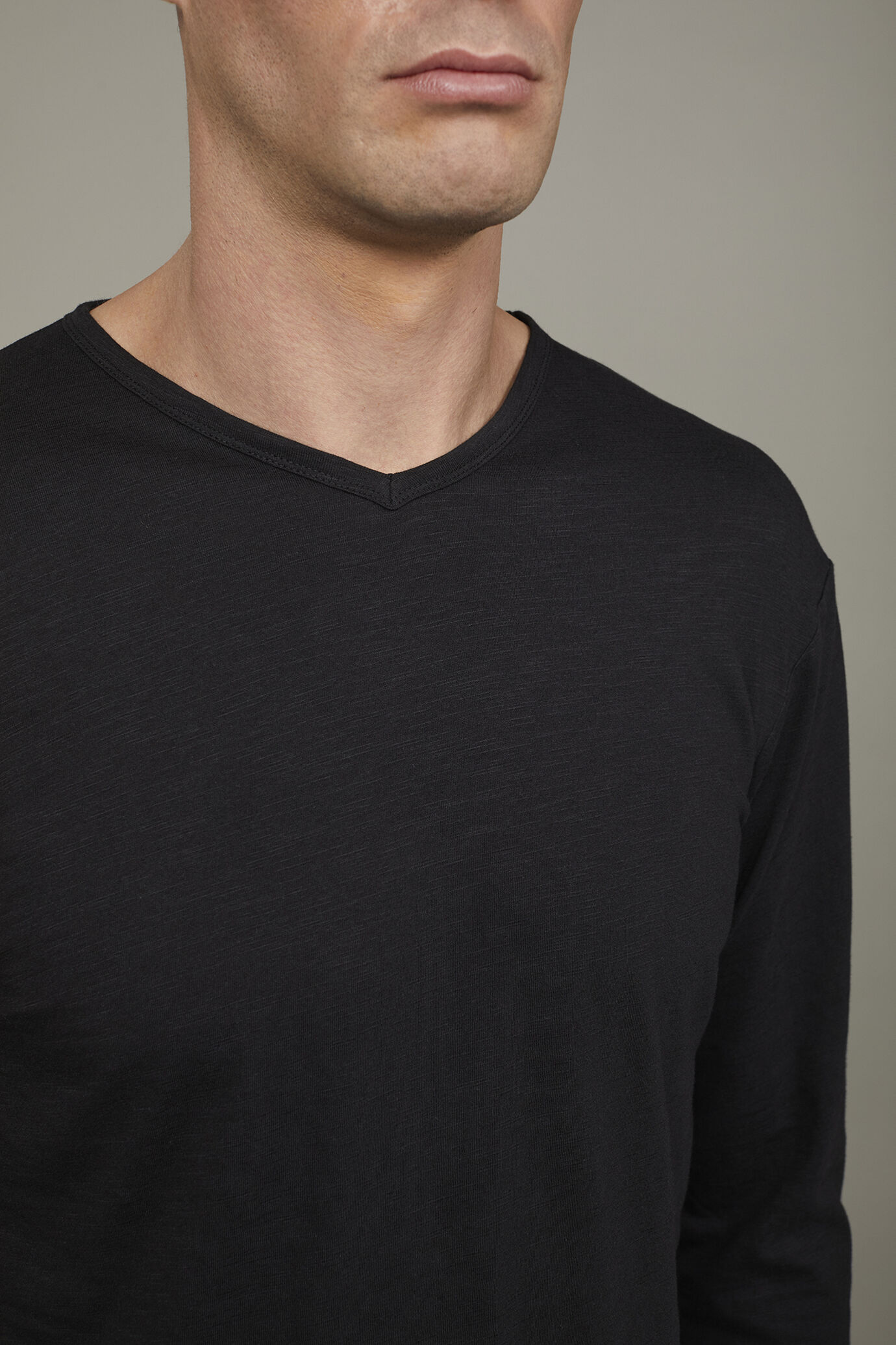 Men’s v-neck t-shirt 100% flamed-effect cotton with long sleeves regular fit image number 3