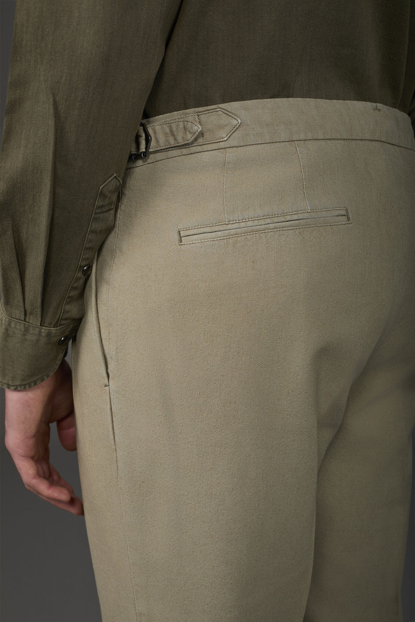 Pantalone uomo con doppia pinces e fibbie laterali misto cotone e lino image number 3