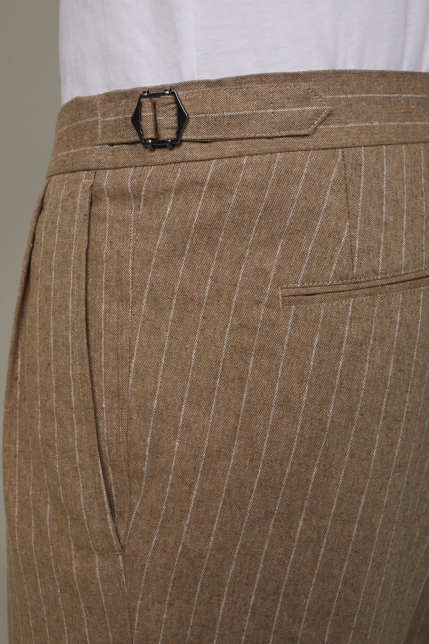 Bermuda homme à double pince en lin et coton avec motif à fines rayures coupe régulière image number 4