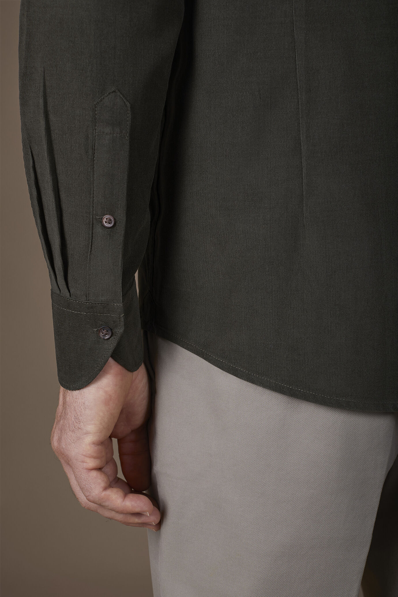 Camicia uomo casual 100% cotone tessuto velluto 1000 righe tinta unita image number 3