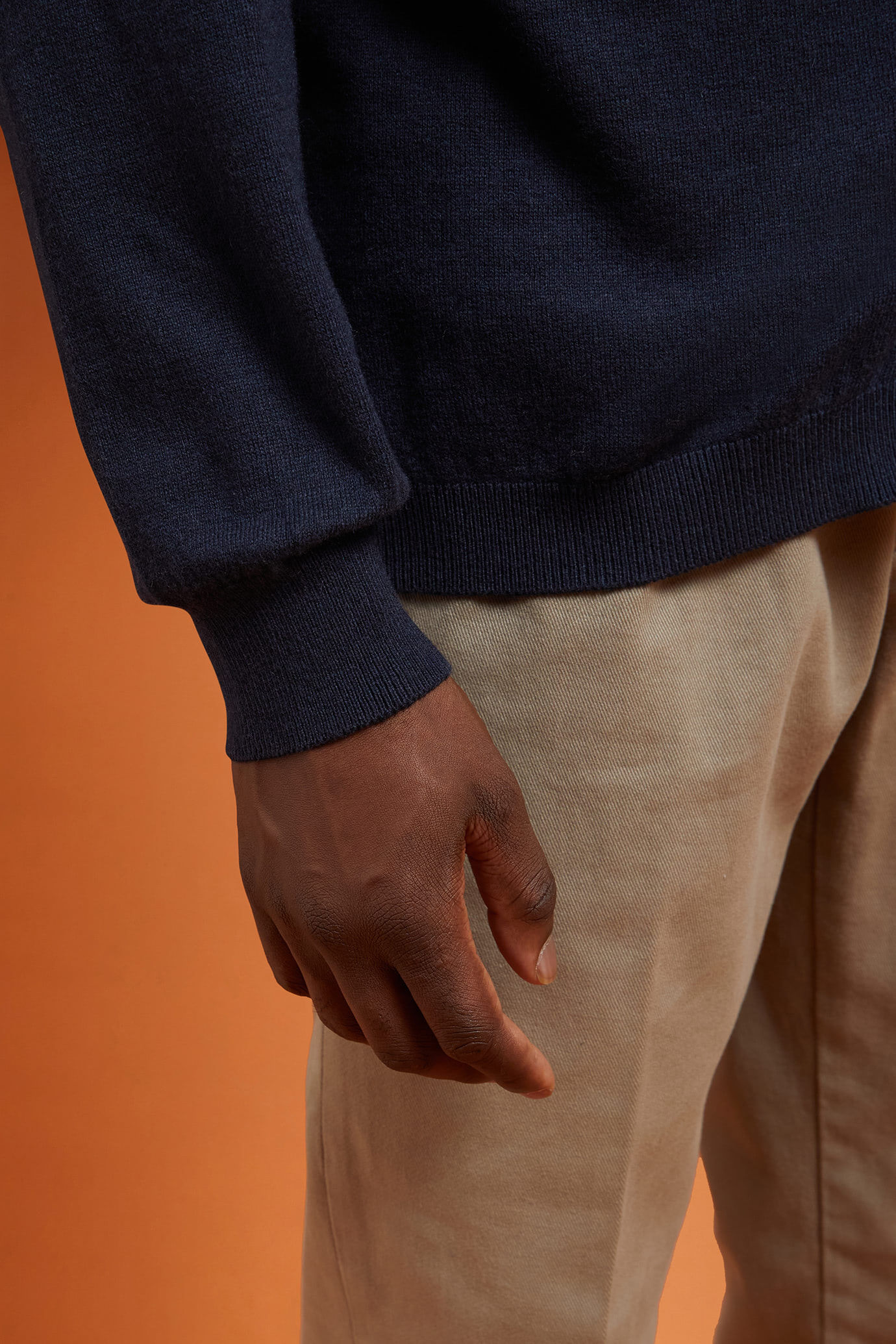 Herren-Strickjacke mit V-Ausschnitt aus Wolle und Baumwolle in normaler Passform image number 2