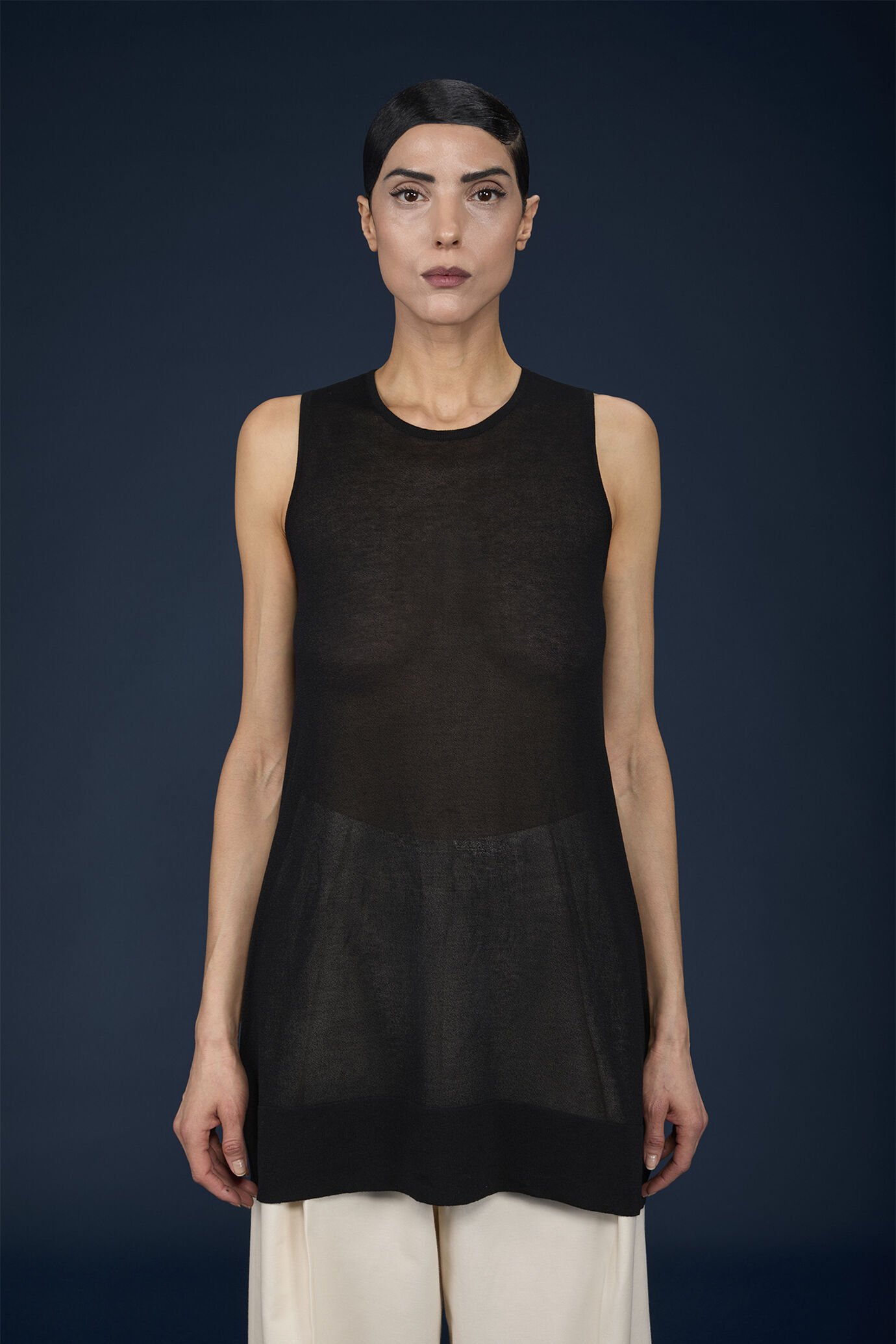 Blusa donna lunga senza maniche leggermente trasparente image number 1