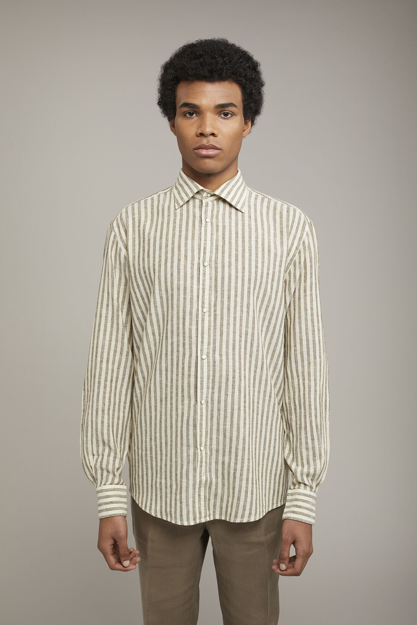 Gestreiftes Herren-Freizeithemd mit klassischem Kragen aus Leinen und Baumwolle in bequemer Passform image number 2