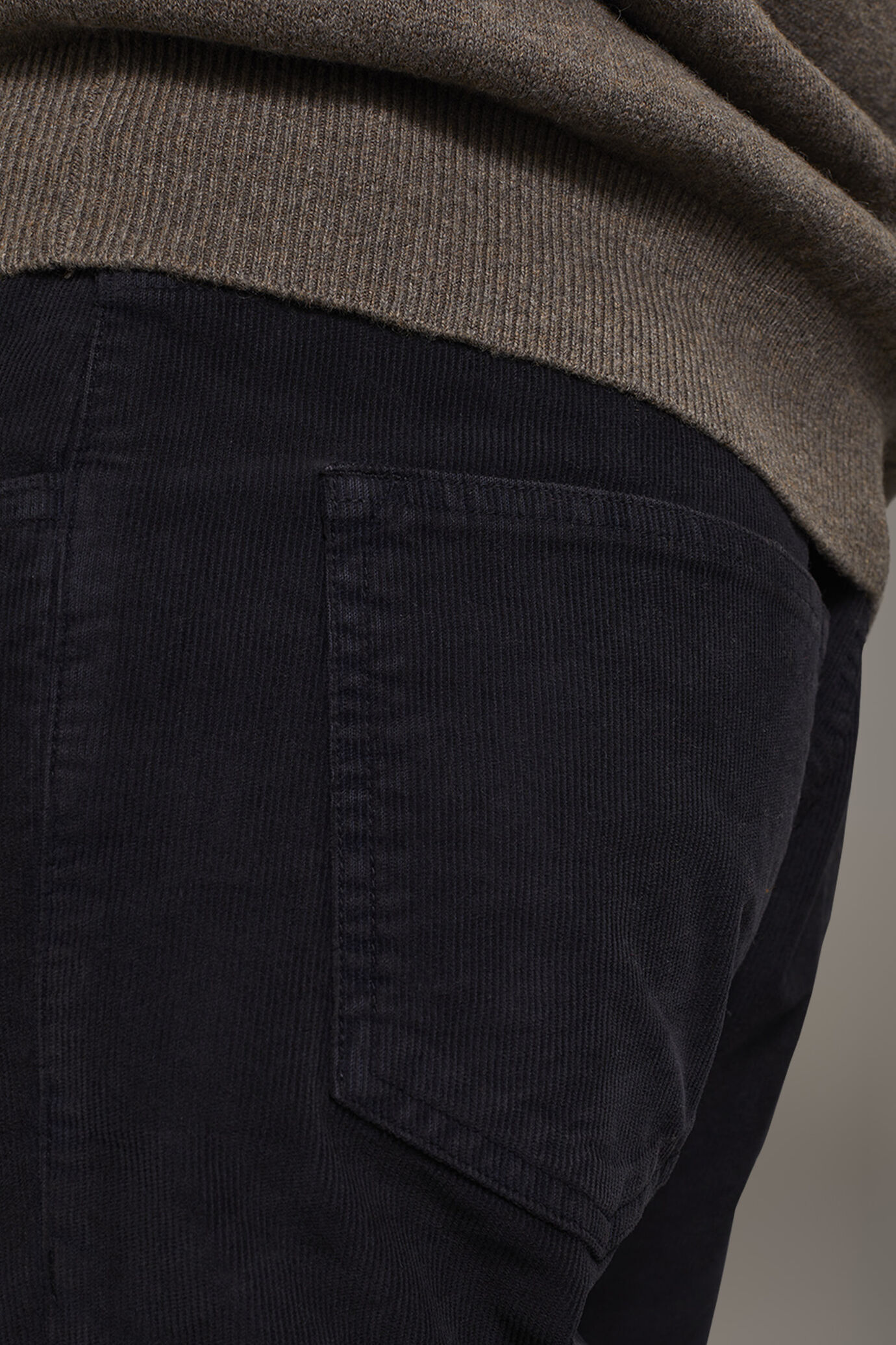 Pantalone 5 tasche regular fit tessuto velluto a coste image number 4