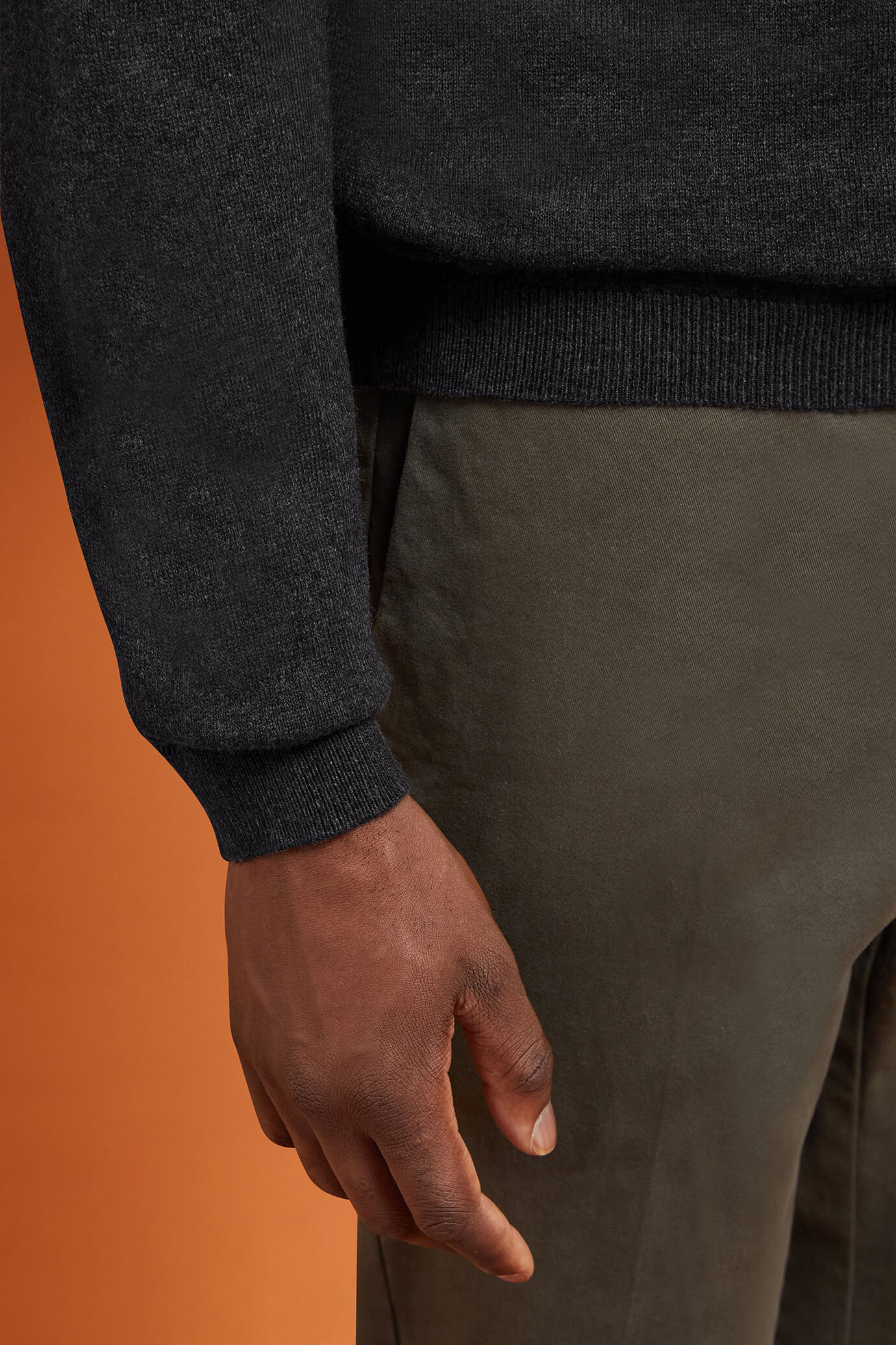 Herren-Pullover mit V-Ausschnitt aus Baumwolle in normaler Passform image number 2