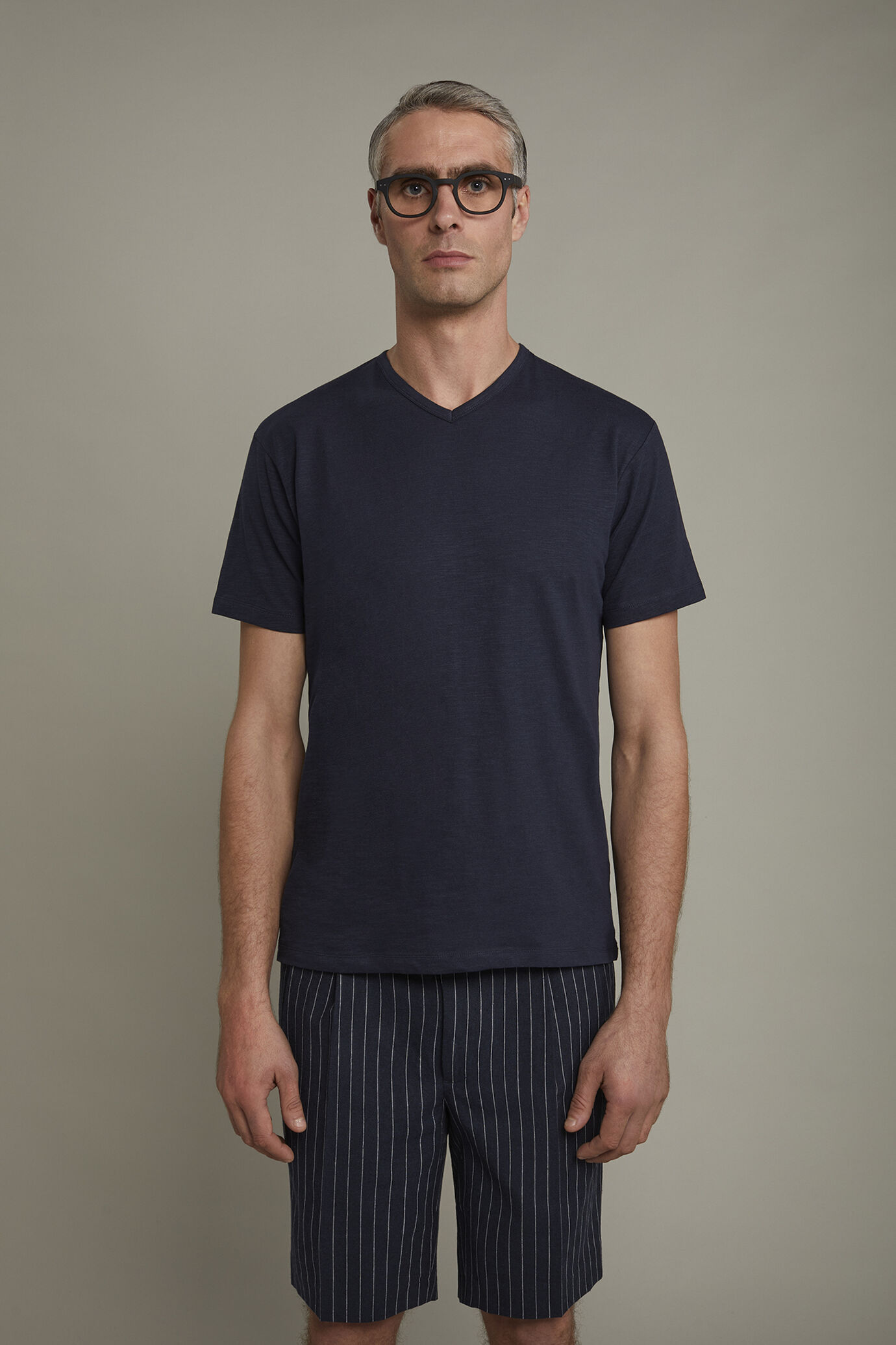 Herren-T-Shirt mit V-Ausschnitt aus 100 % Slub-Baumwolle in normaler Passform