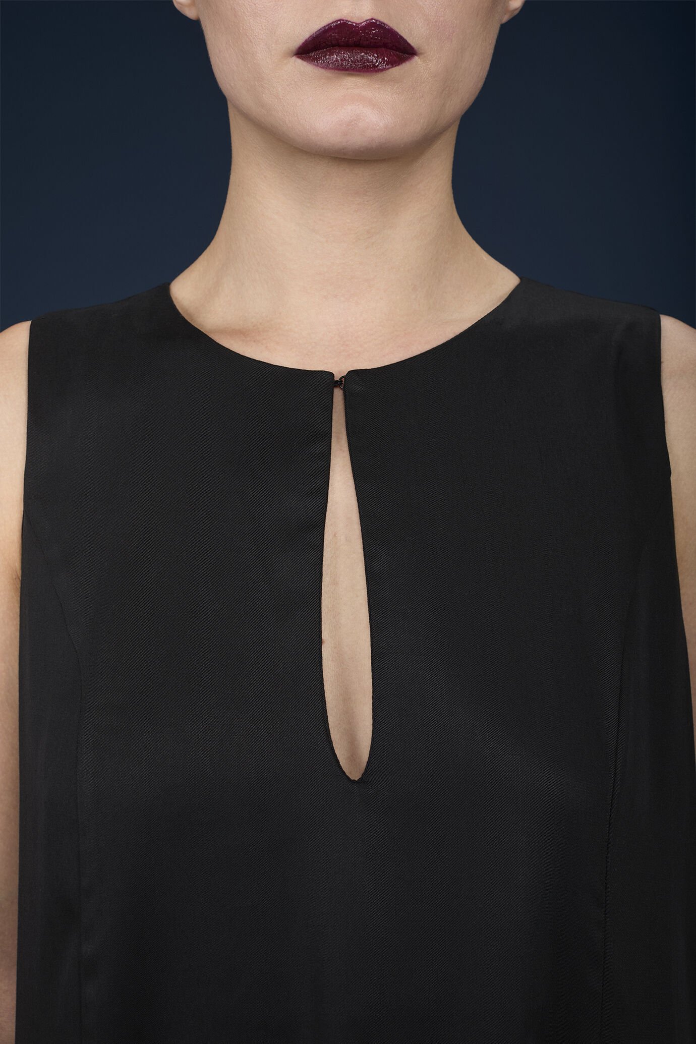 Ärmelloses Damenkleid mit tiefem Halsausschnitt und gerafften Einsätzen an den Hüften image number 2