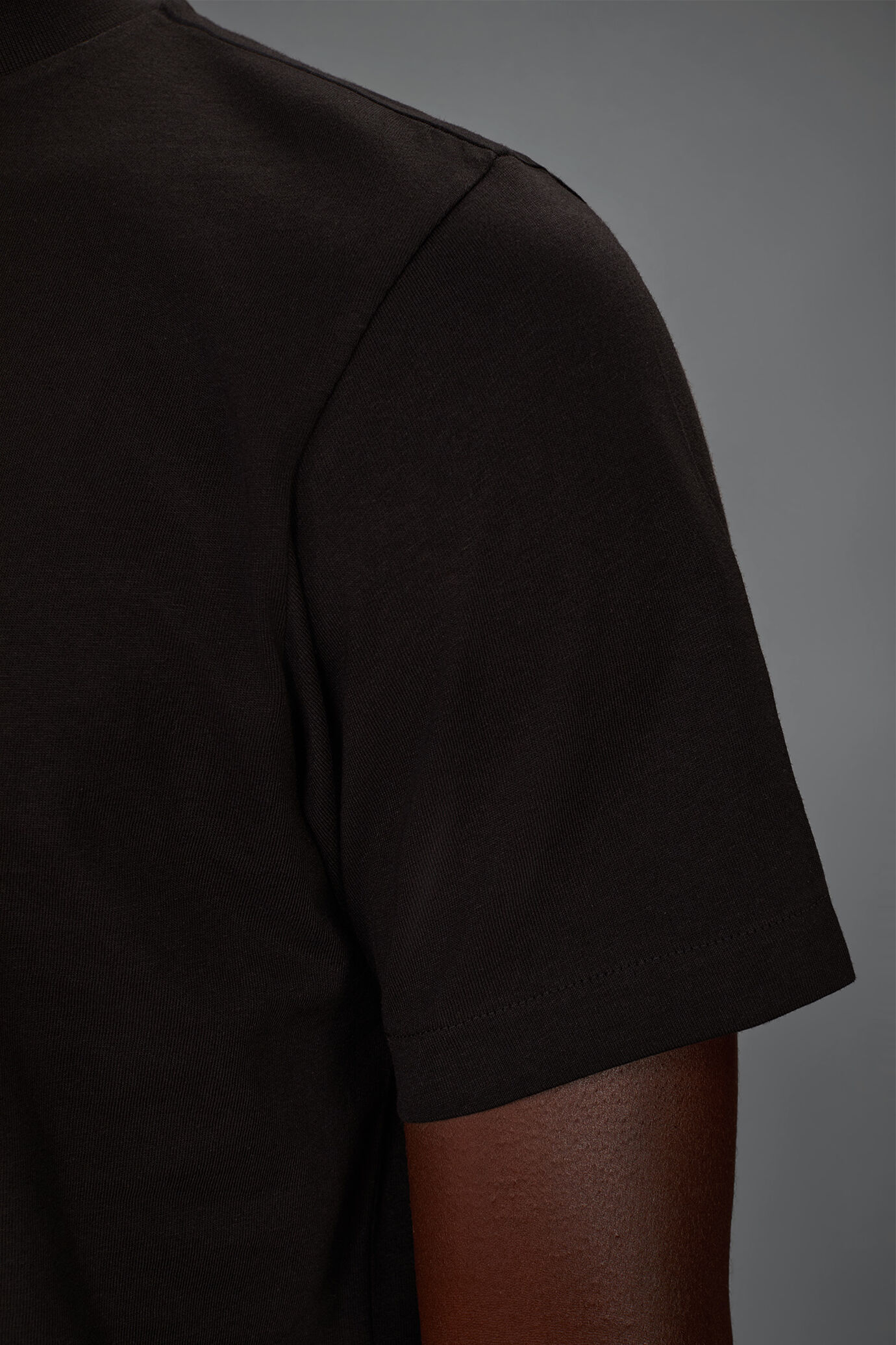 Men&rsquo;s 100% cotton T-shirt with a turtleneck and regular fit image number 3