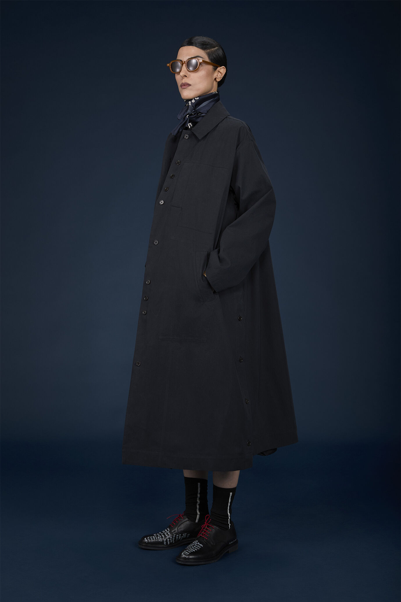 Imperméable évasé pour femme avec fentes latérales fermées par des boutons image number 1