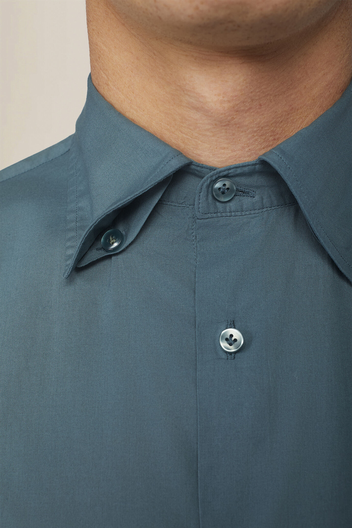 Men's 100% cotton plain shirt with hidden button-down collar image number 3