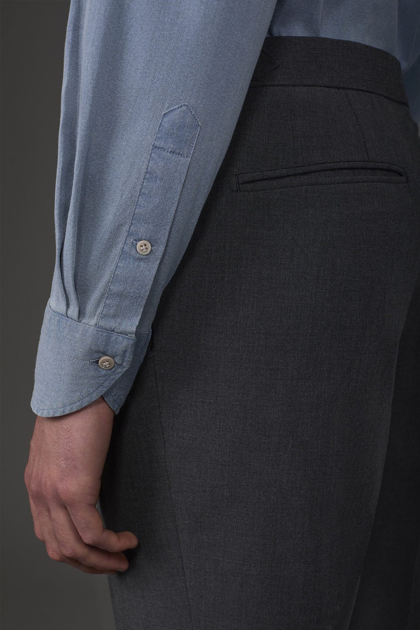 Men's casual shirt with French collar in slightly stretchy chambray fabric image number 3