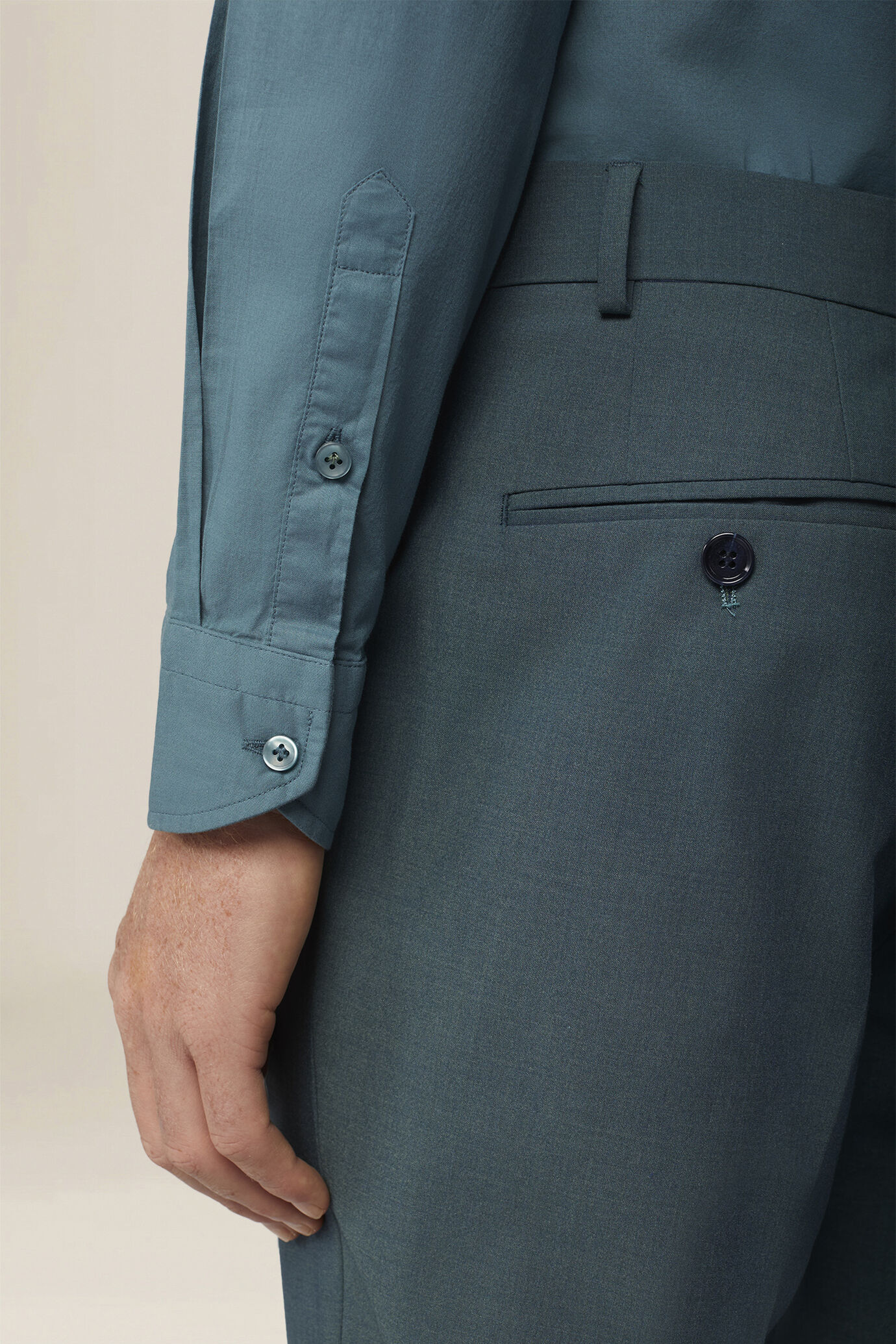 Men's 100% cotton plain shirt with hidden button-down collar image number 4