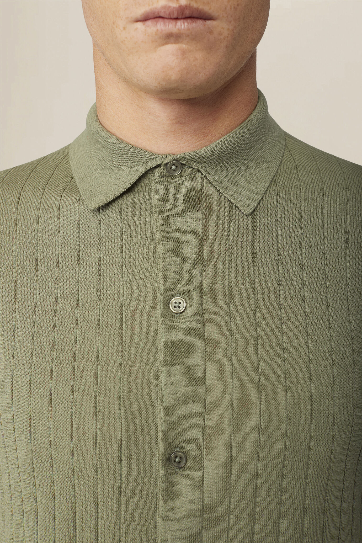 Men's knitted polo shirt in 100% cotton crepe with vertical ribbing image number 2