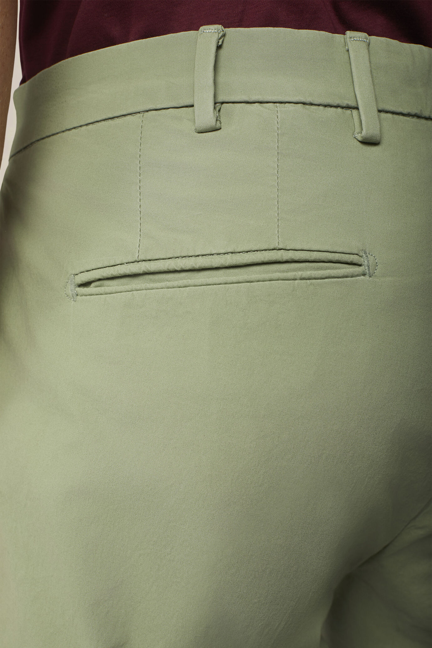 Pantalon homme avec deux petits plis et bouton cach&eacute; image number 3