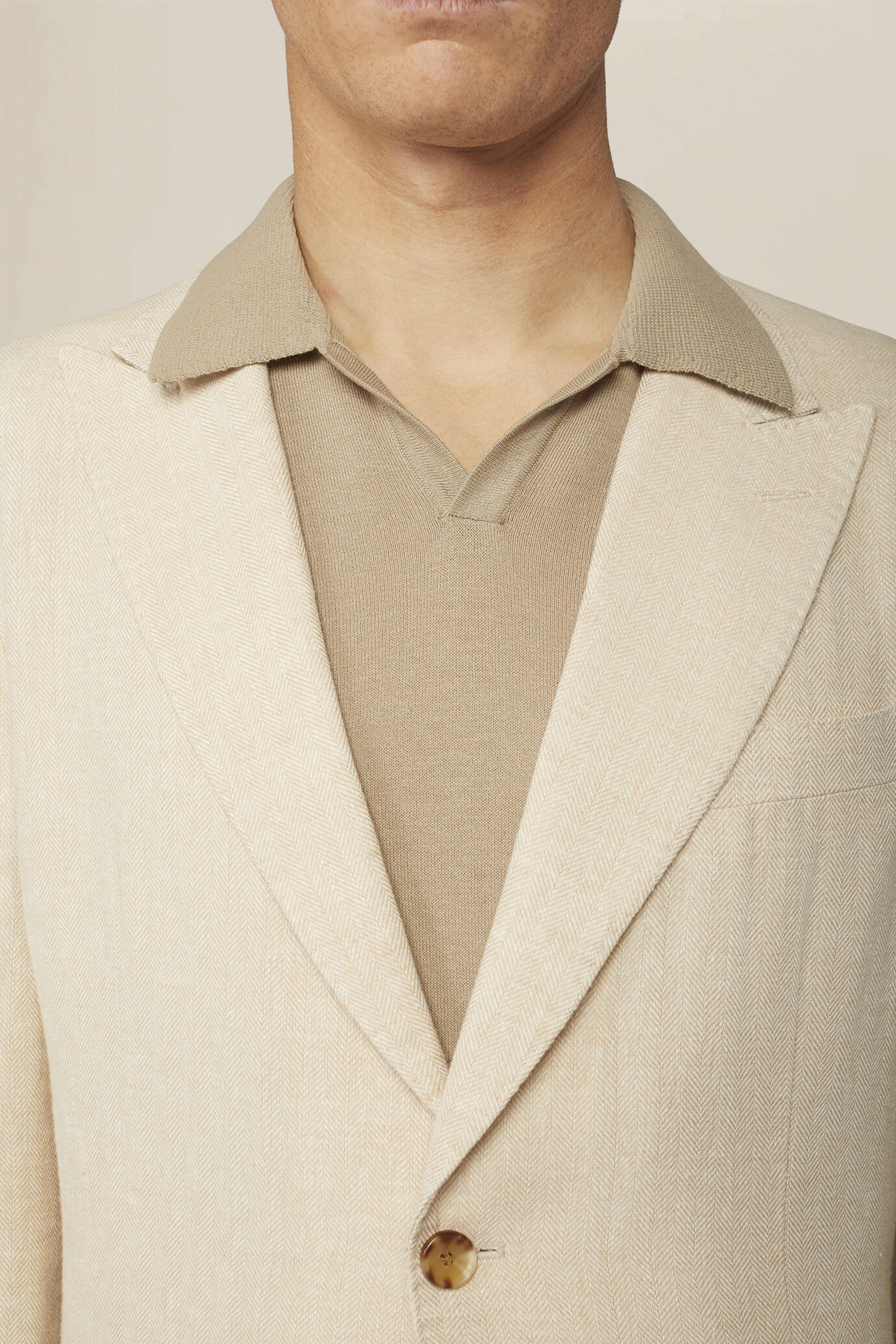 Men's unlined single-breasted jacket with peak lapels and flap pockets linen and cotton blend image number 2