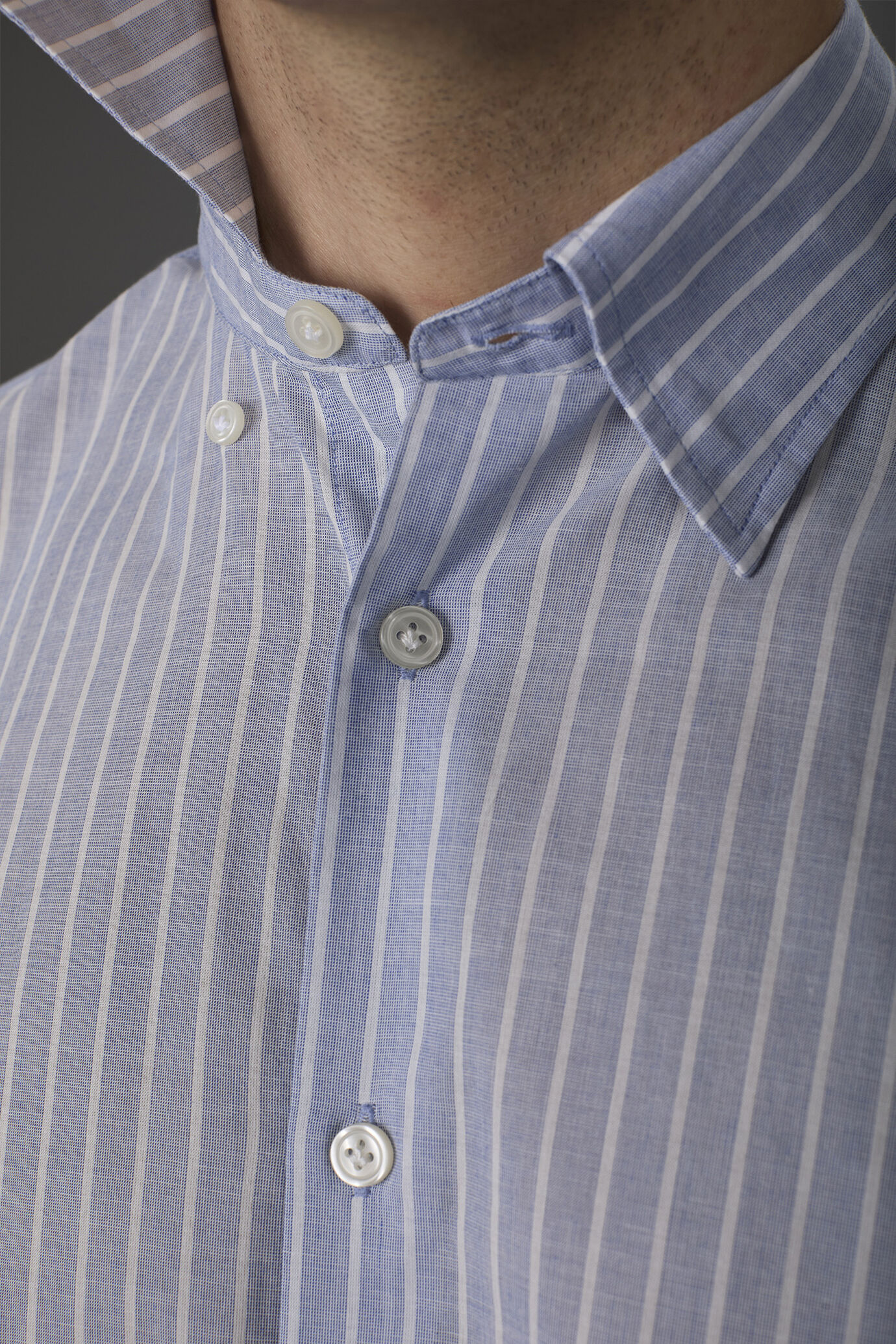 Chemise homme décontractée à boutons cachés, confectionnée dans un tissu en mousseline lavé et rayé, teinté dans la masse image number 3