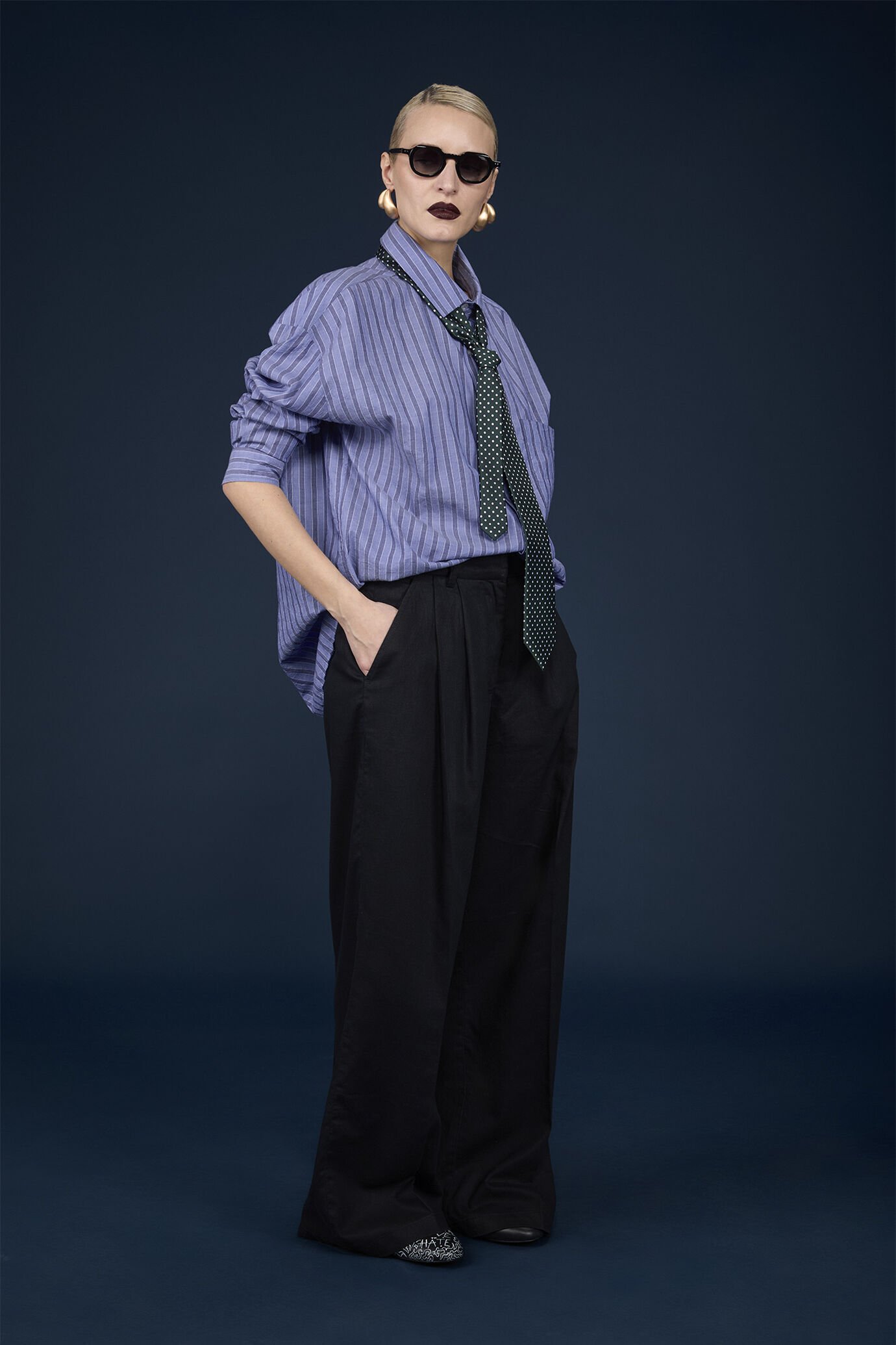 Women's oversized long-sleeved shirt with raw cut at the hem, yarn-dyed stripes image number 1