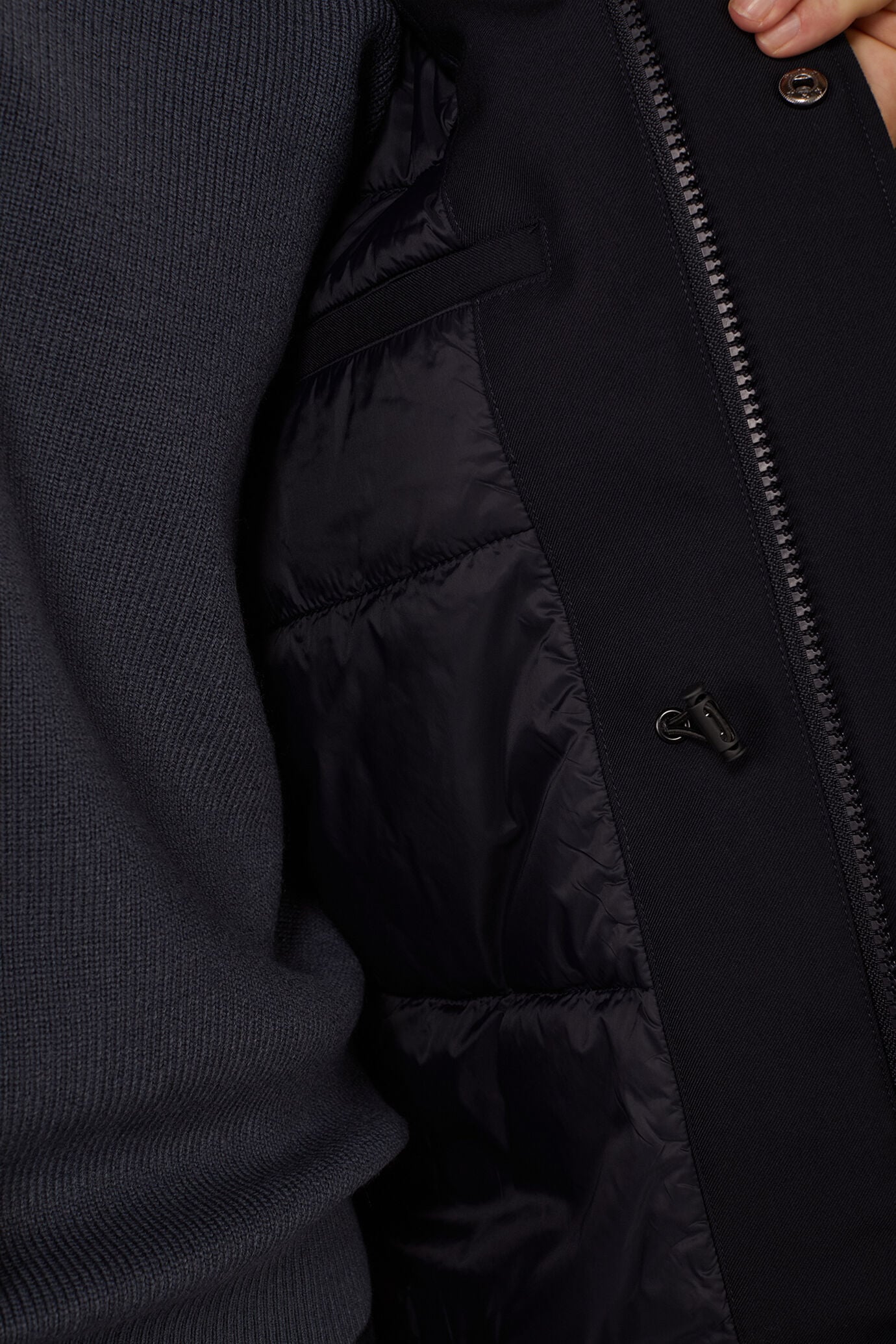 Veste rembourr&eacute;e pour homme en tissu technique coupe regular image number 4
