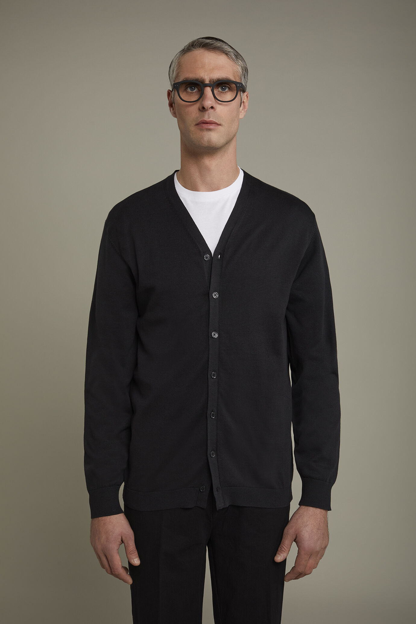 Herren-Strickjacke mit V-Ausschnitt aus 100 % Baumwolle in normaler Passform image number 2