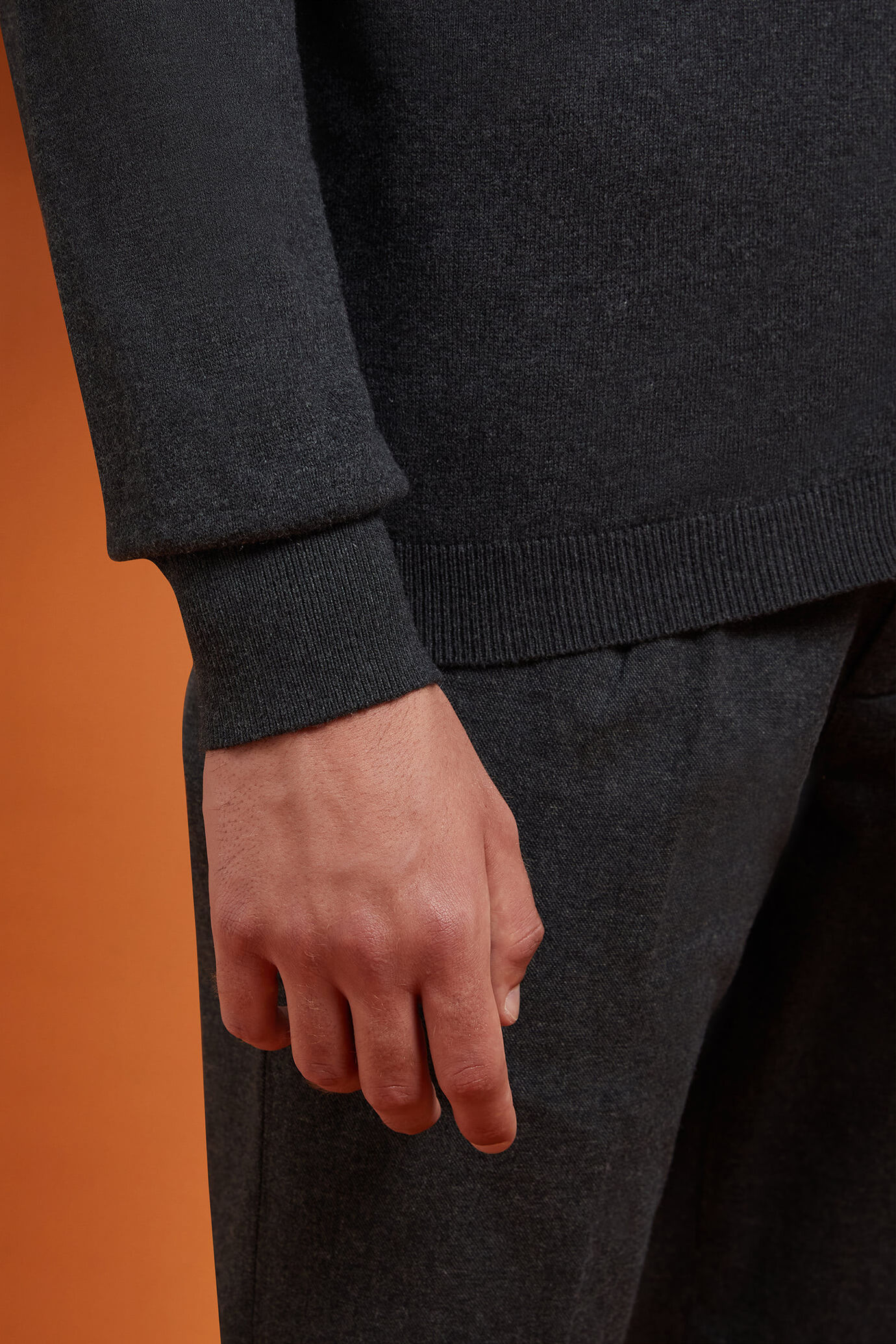 Herren-Strickjacke mit V-Ausschnitt aus Wolle und Baumwolle in normaler Passform image number 2