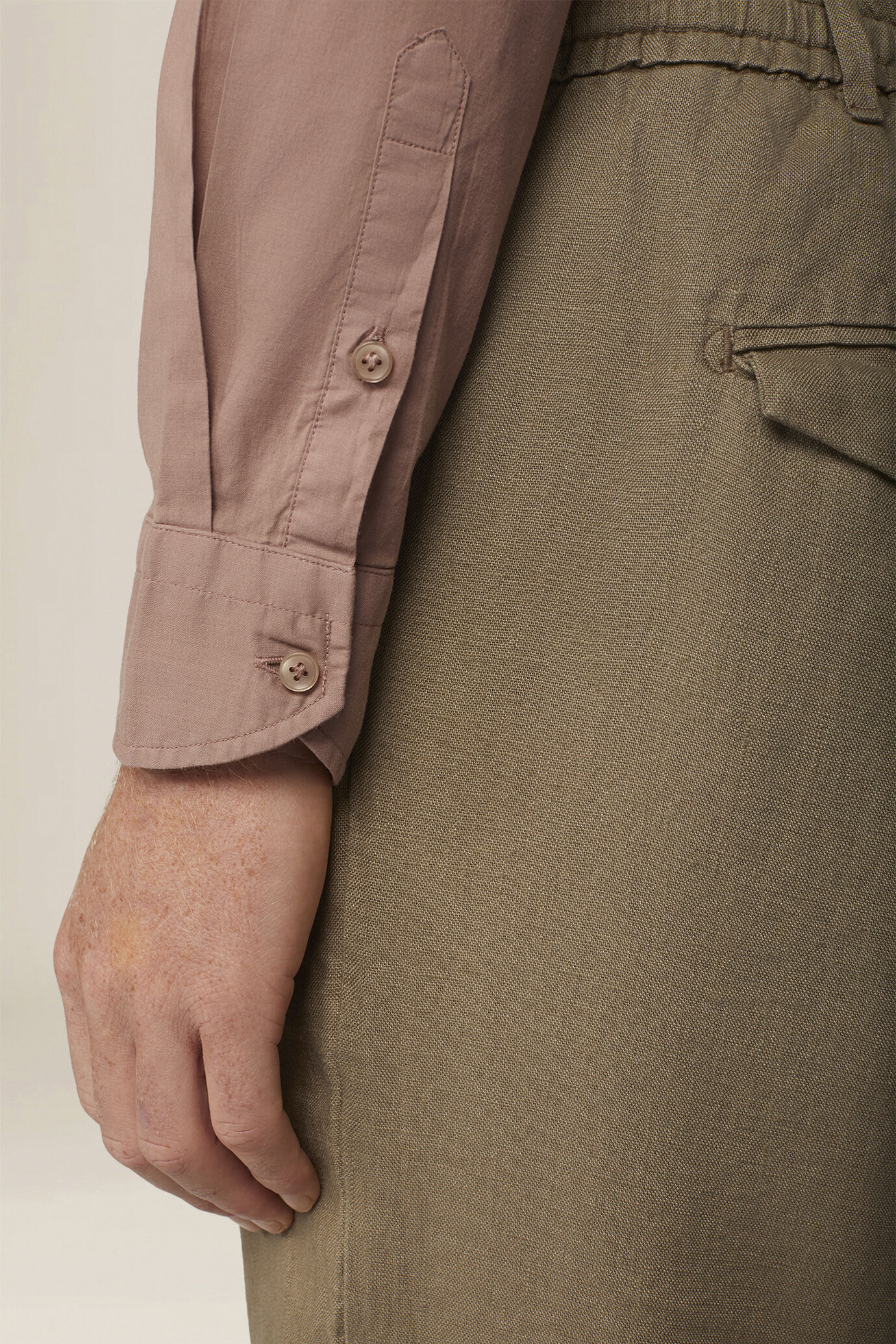 Men's 100% cotton plain shirt with hidden button-down collar image number 4