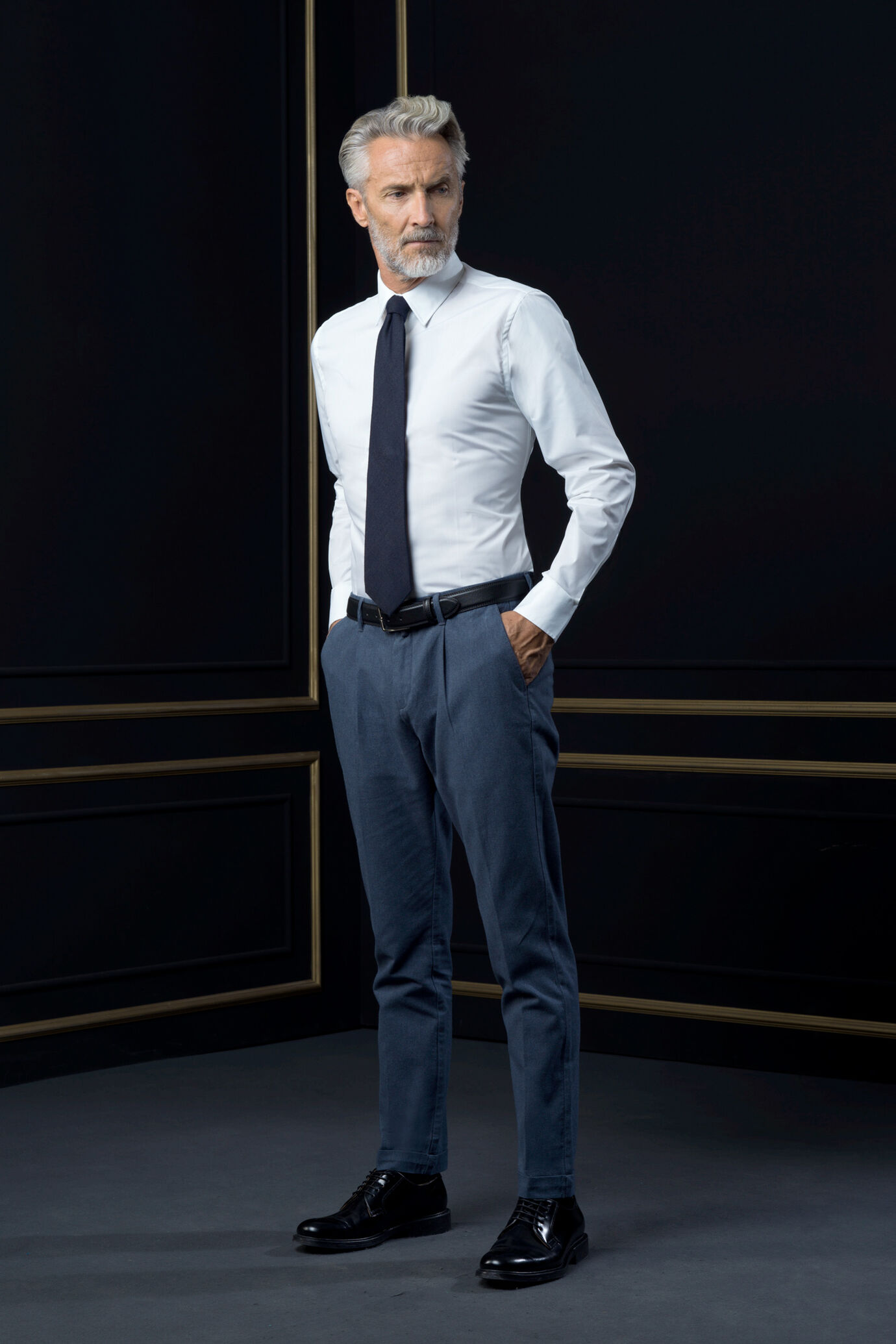 Chino trousers with pleats and turn-up image number 0