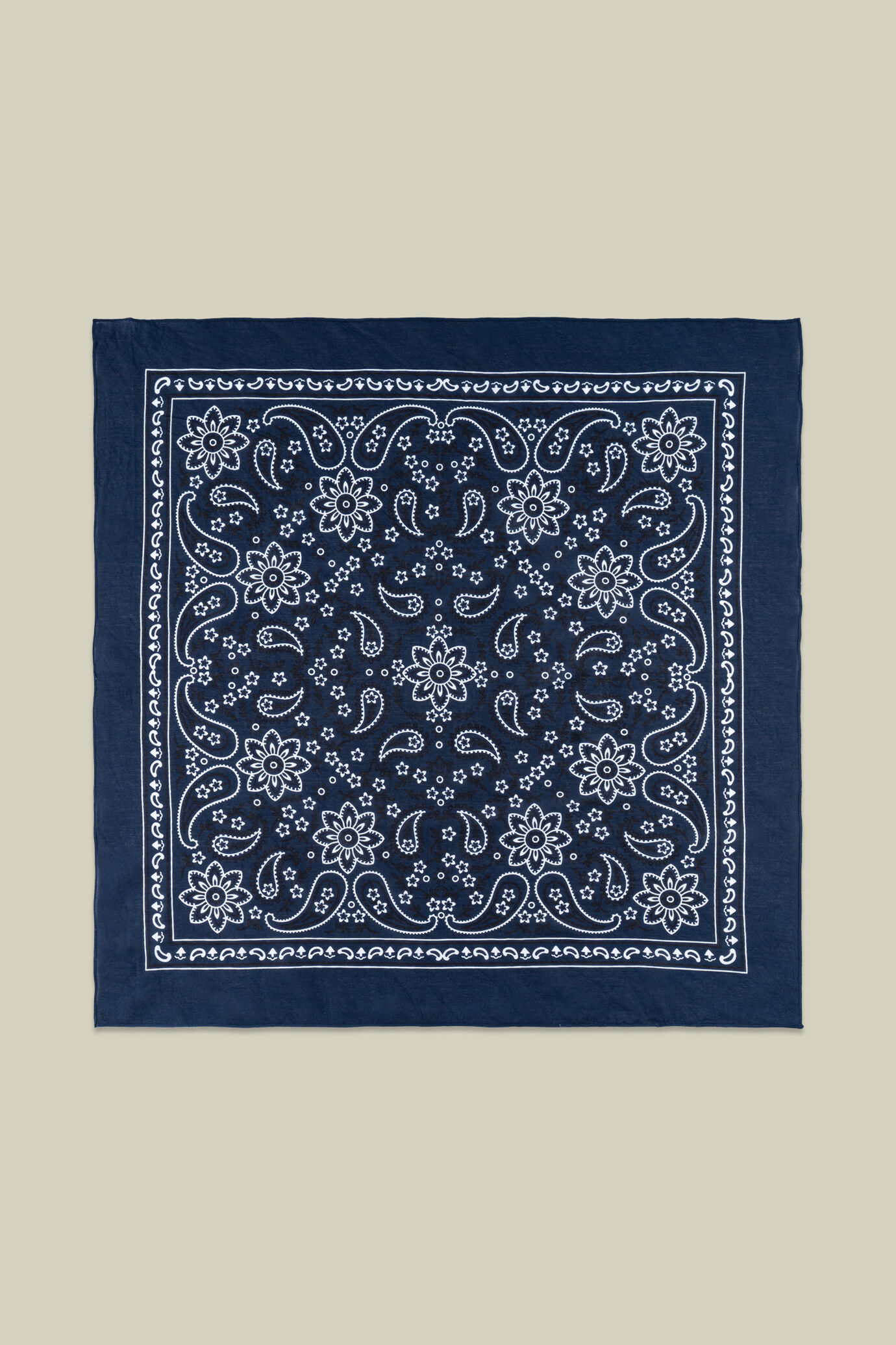 Men's scarf with macro paisley pattern image number 1