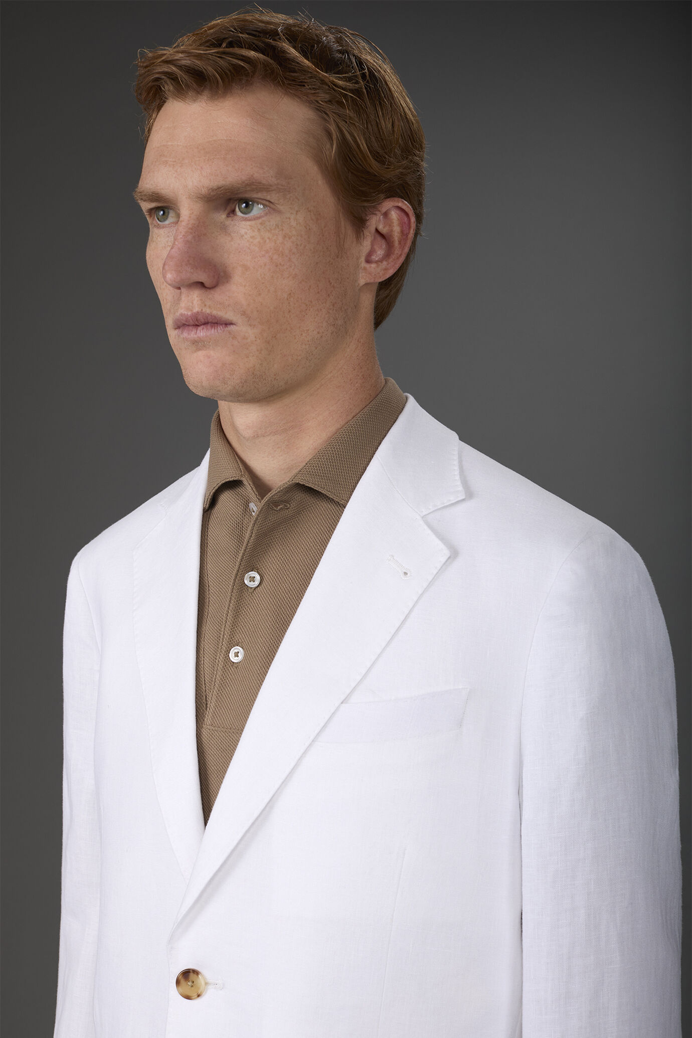 Single-breasted men's suit with flat front trousers, in 100% linen with a washed effect image number 2