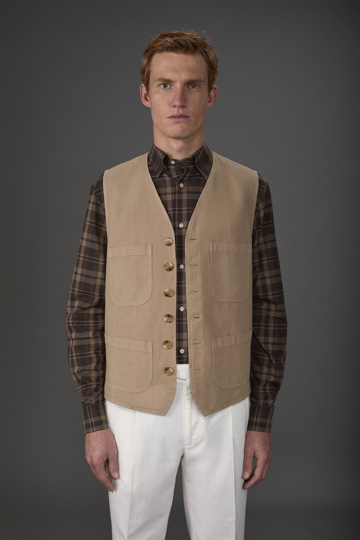 Men's vest with patch pockets and V-neck in linen and cotton blend image number 1