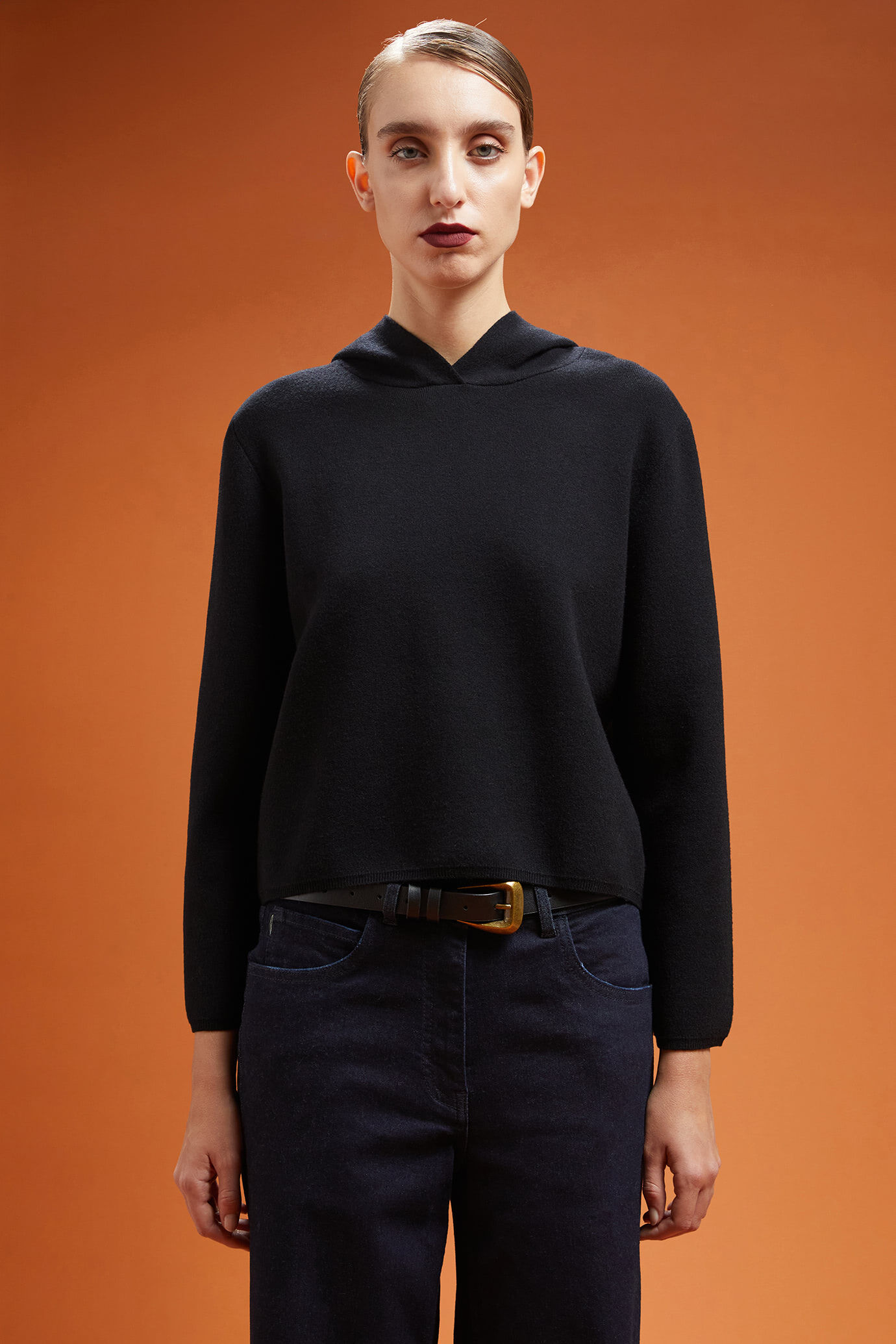 Einfarbiger Damen-Kapuzenpullover mit gesticktem Logo in normaler Passform image number 0