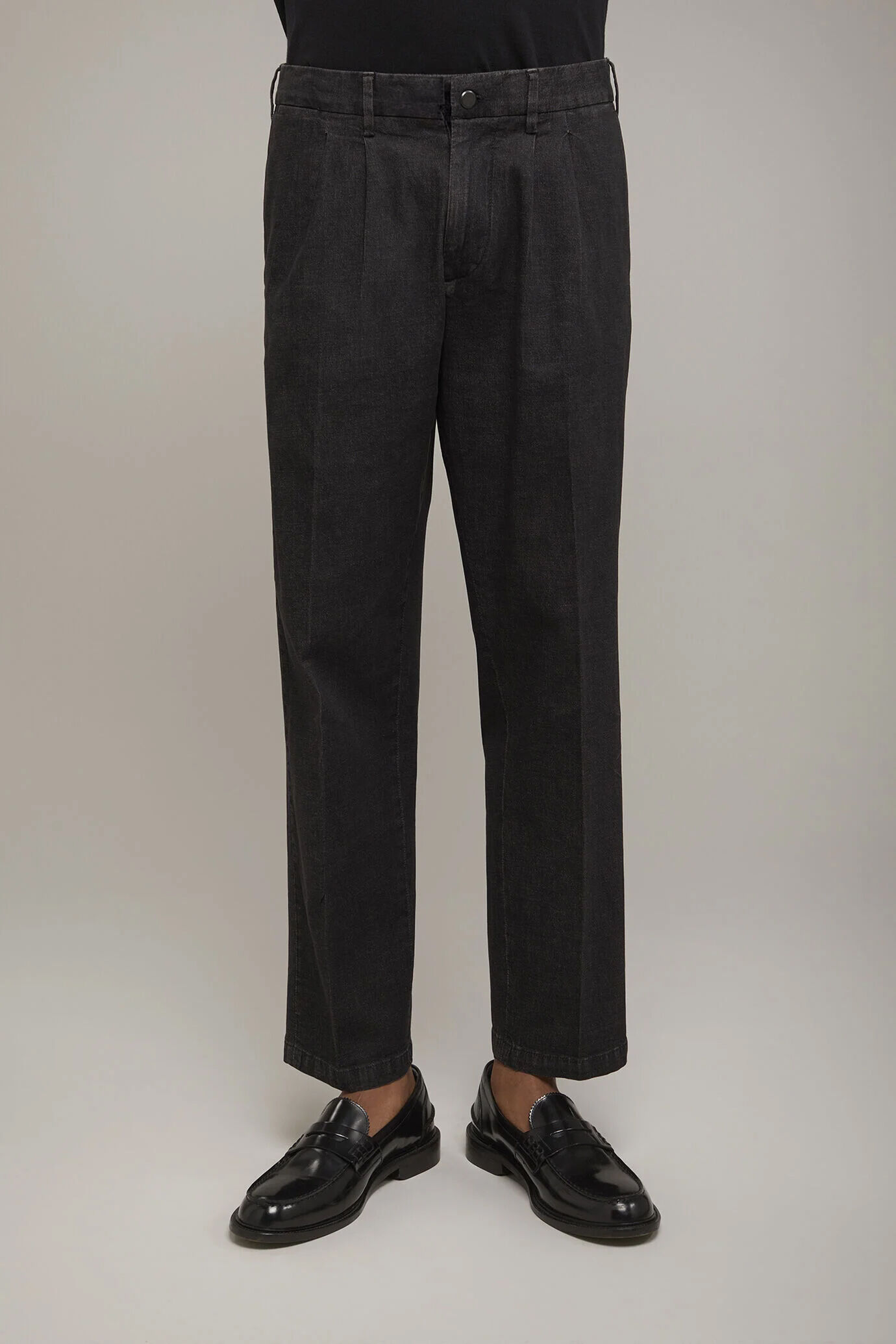 Technische Herrenhose mit doppelten Abnähern aus leichtem Denim in bequemer Passform image number 3