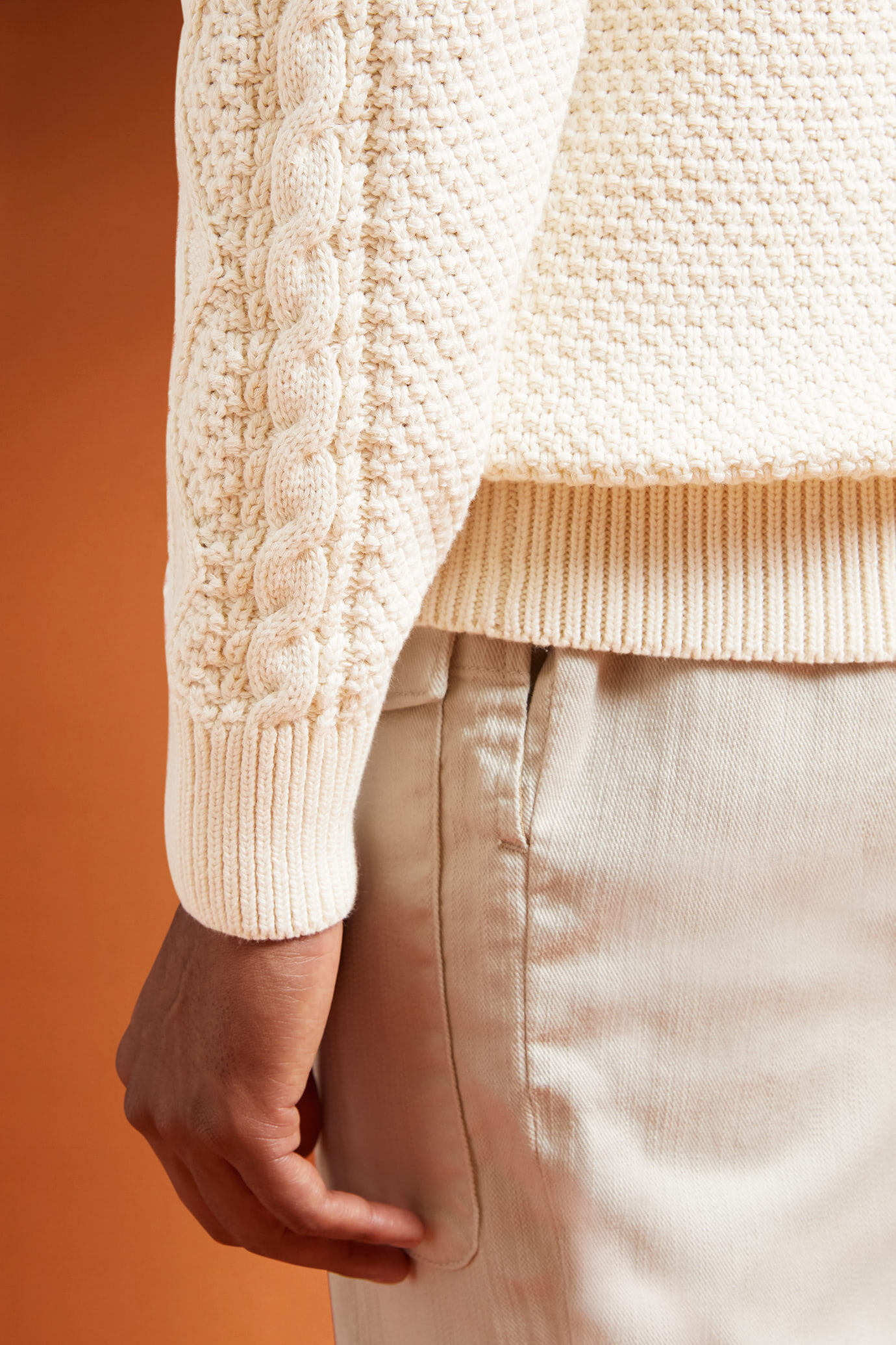 Herren-Pullover mit hohem Ausschnitt aus 100 % Baumwolle mit Zopfstrick in normaler Passform image number 2