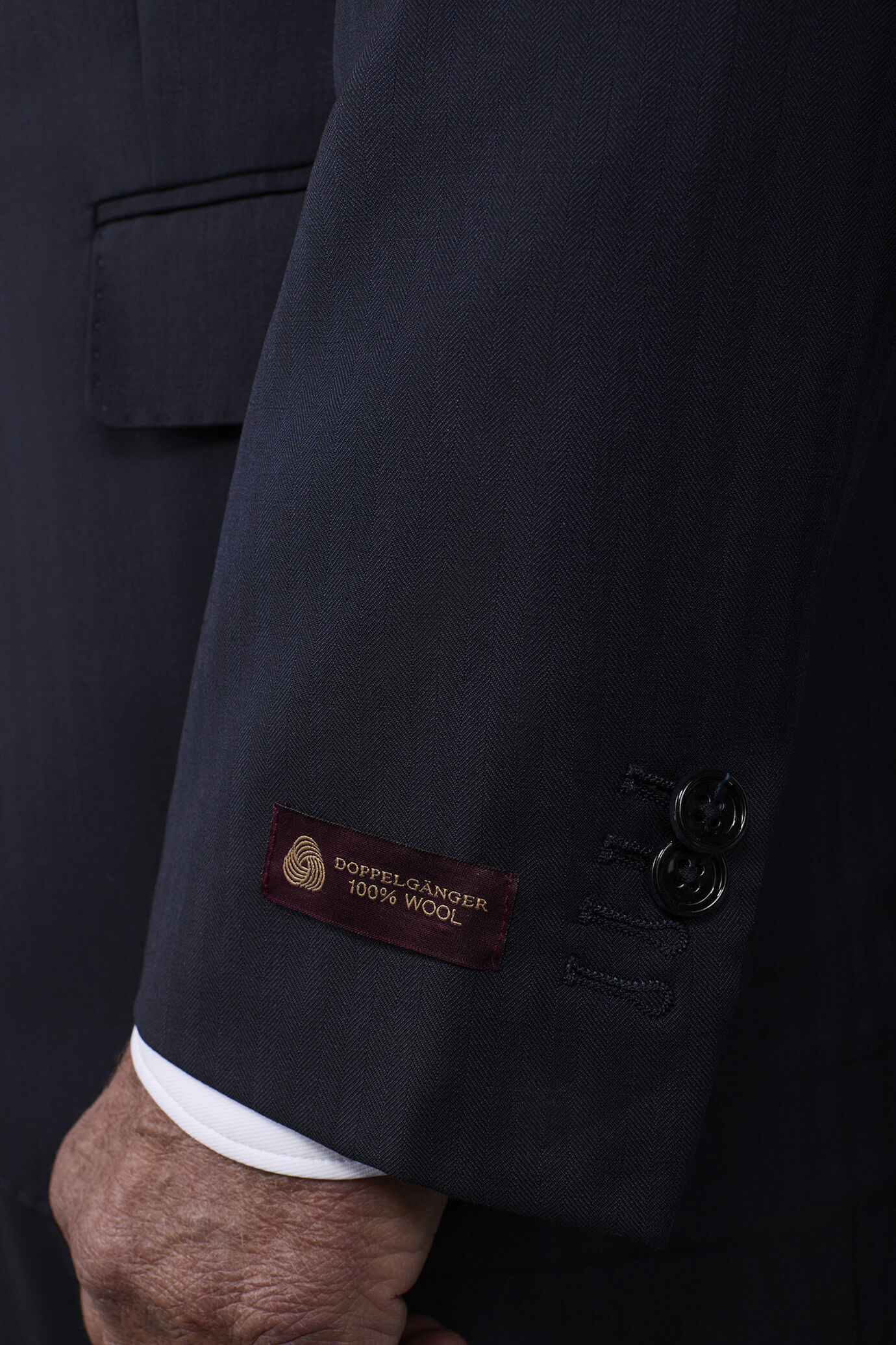 Single-breasted men's suit with classic single-pleat trousers, in 100% wool with herringbone weave image number 3