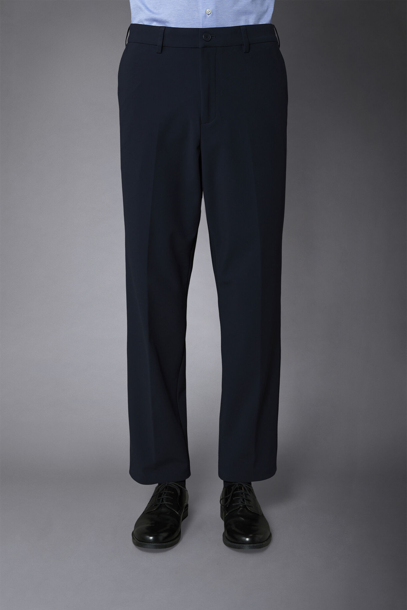 Pantalon chino en nylon extensible à coupe confortable image number 3