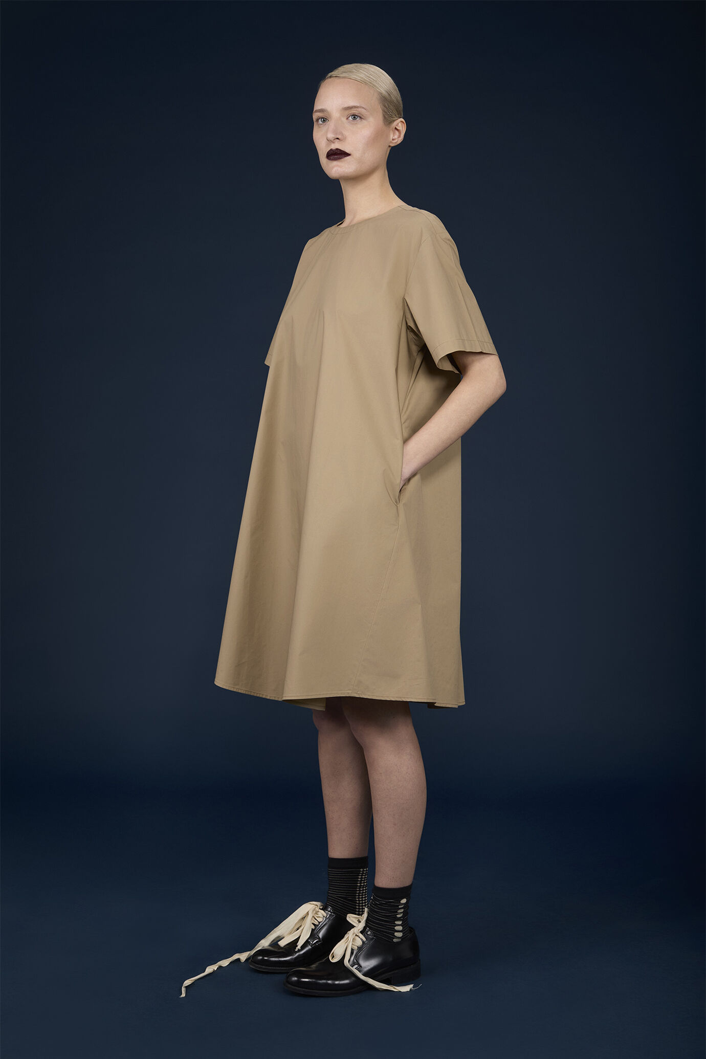 Robe courte &eacute;vas&eacute;e pour femme &agrave; manches courtes et poches lat&eacute;rales image number 2