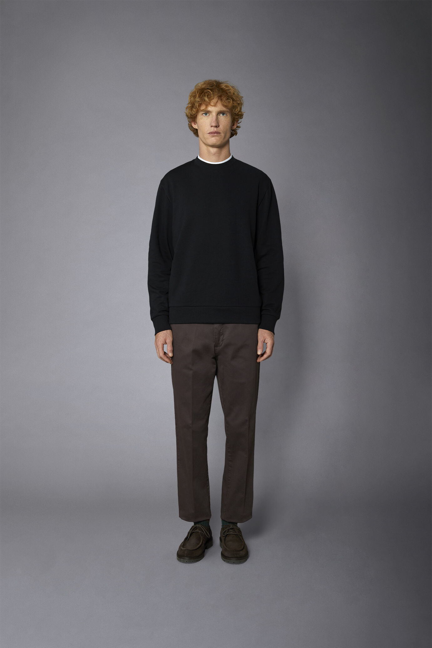 Men's classic chino pants regular fit twill construction image number 2