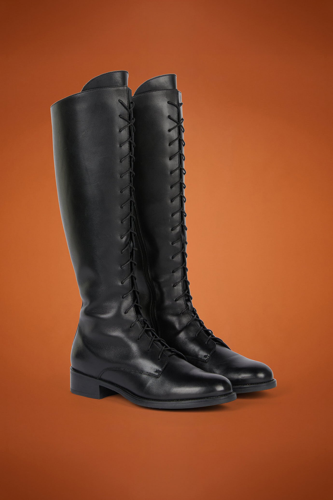 Hohe Damenstiefel aus 100 % Echtleder mit seitlichem Reißverschluss und Schnürsenkeln vorne sowie Gummisohle