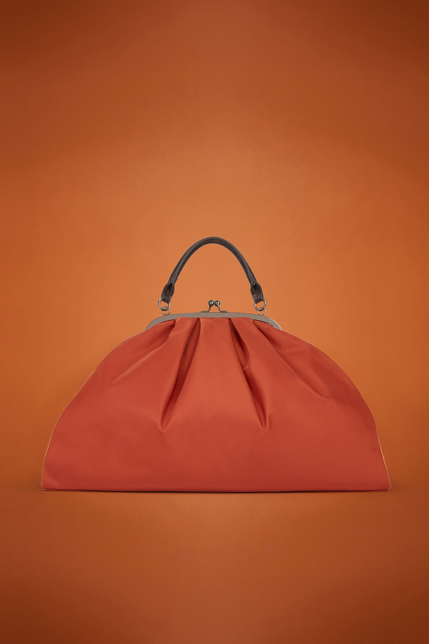 Sac de voyage pour femme en tissu technique avec détails en faux cuir