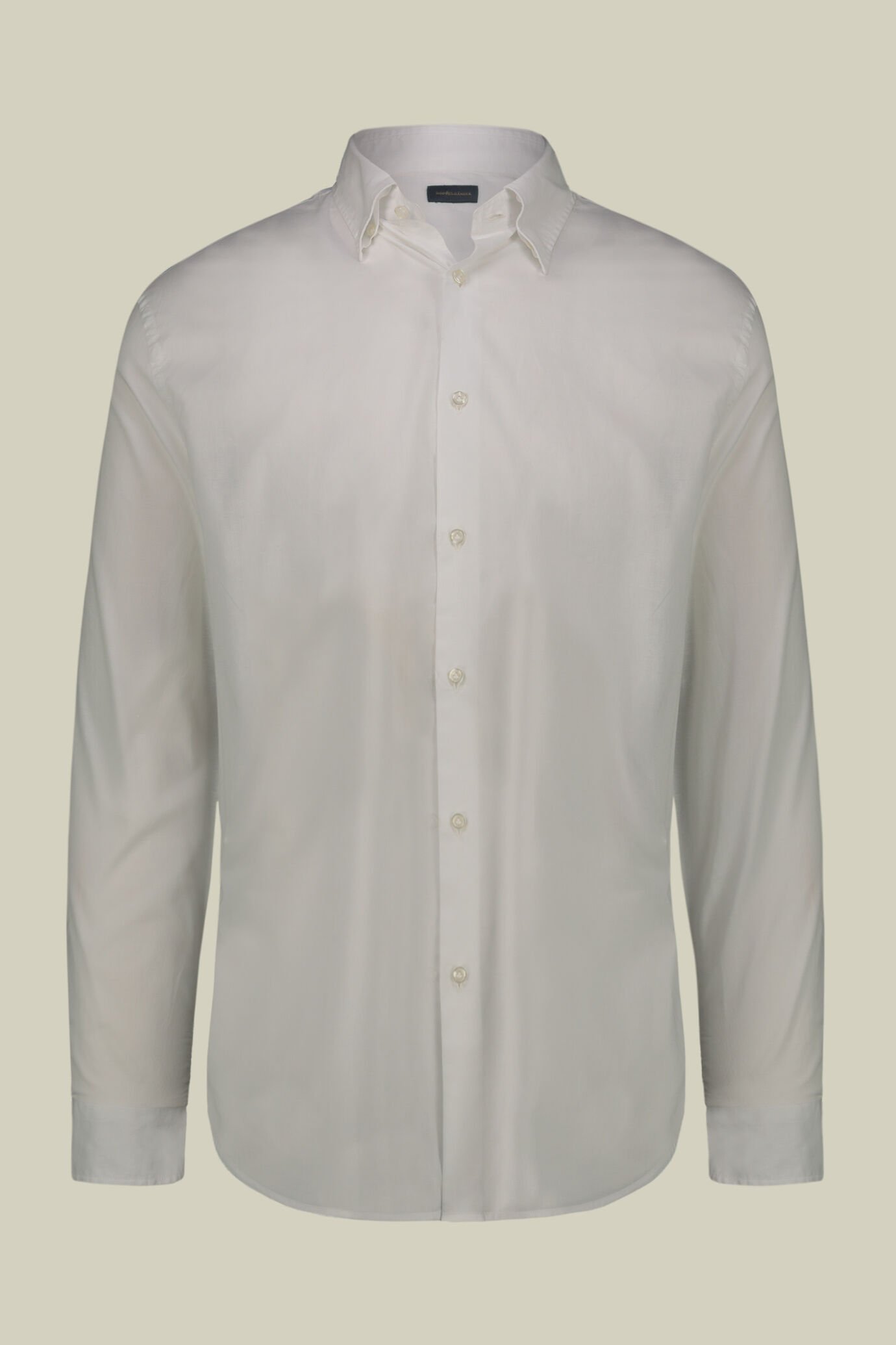 Chemise homme décontractée, col à boutons cachés, confectionnée dans un tissu en mousseline lavé