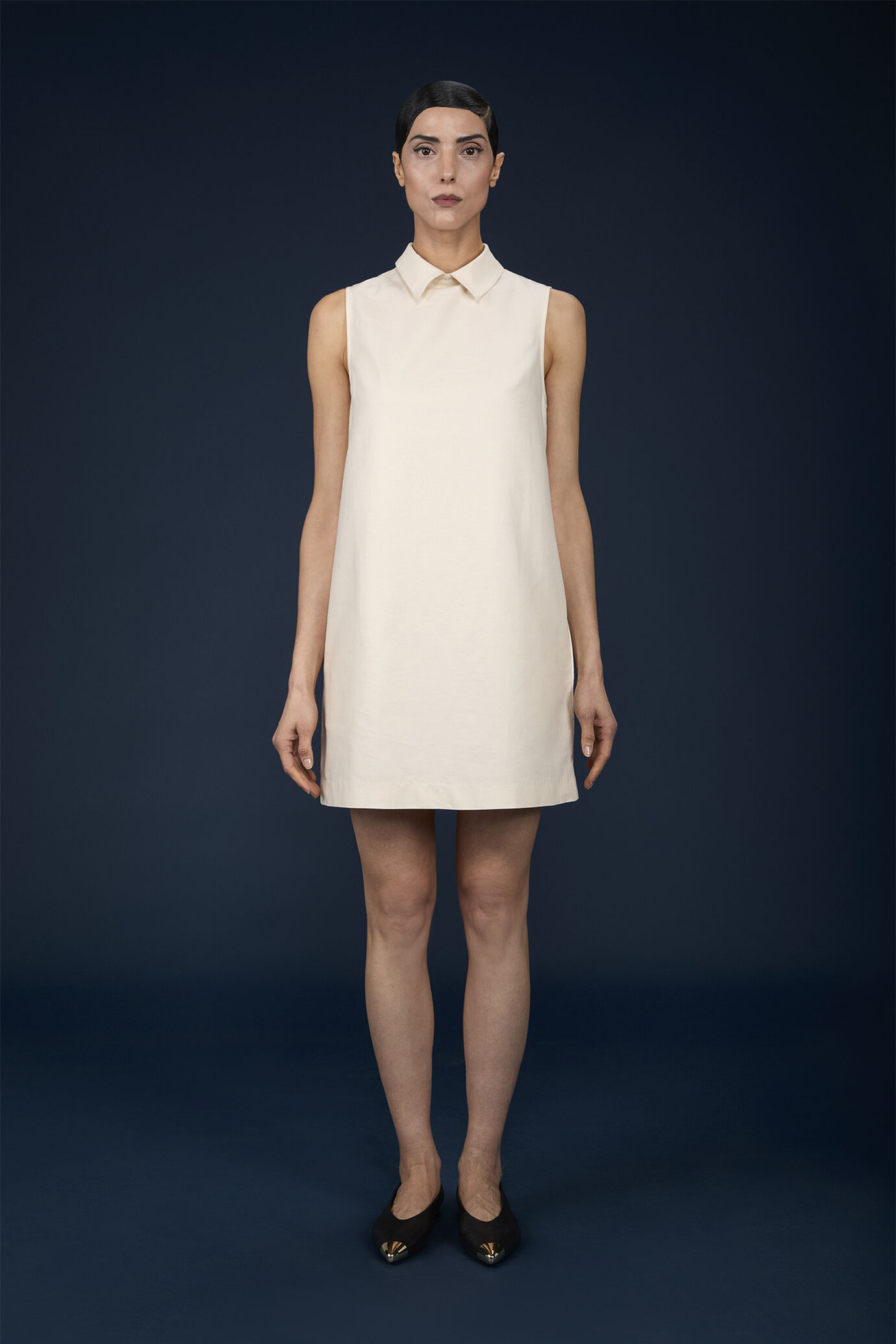 Short sleeveless dress with baby collar image number 1