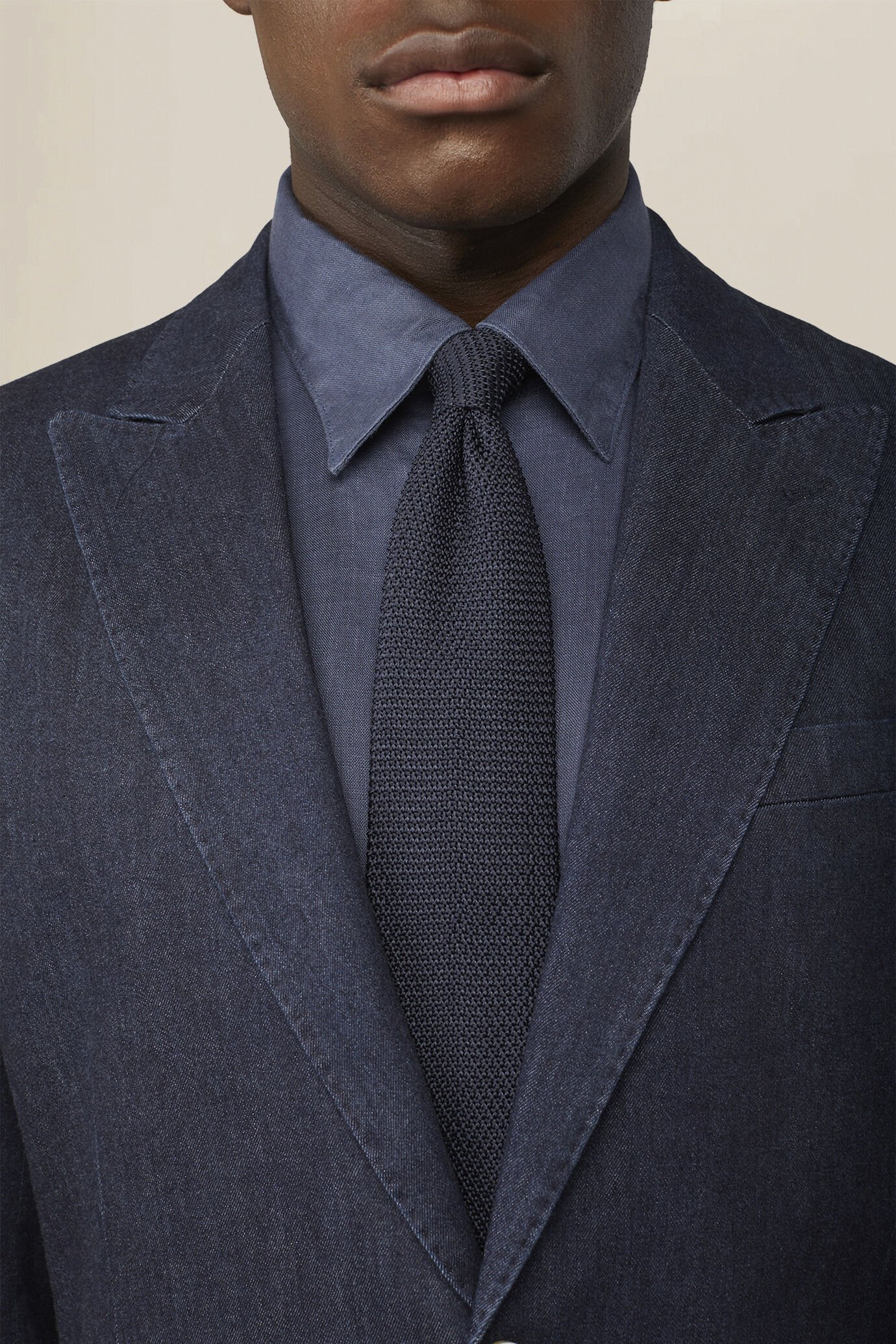 Veste homme &agrave; simple boutonnage, non doubl&eacute;e, avec revers en pointe et poches &agrave; rabat, effet denim image number 2